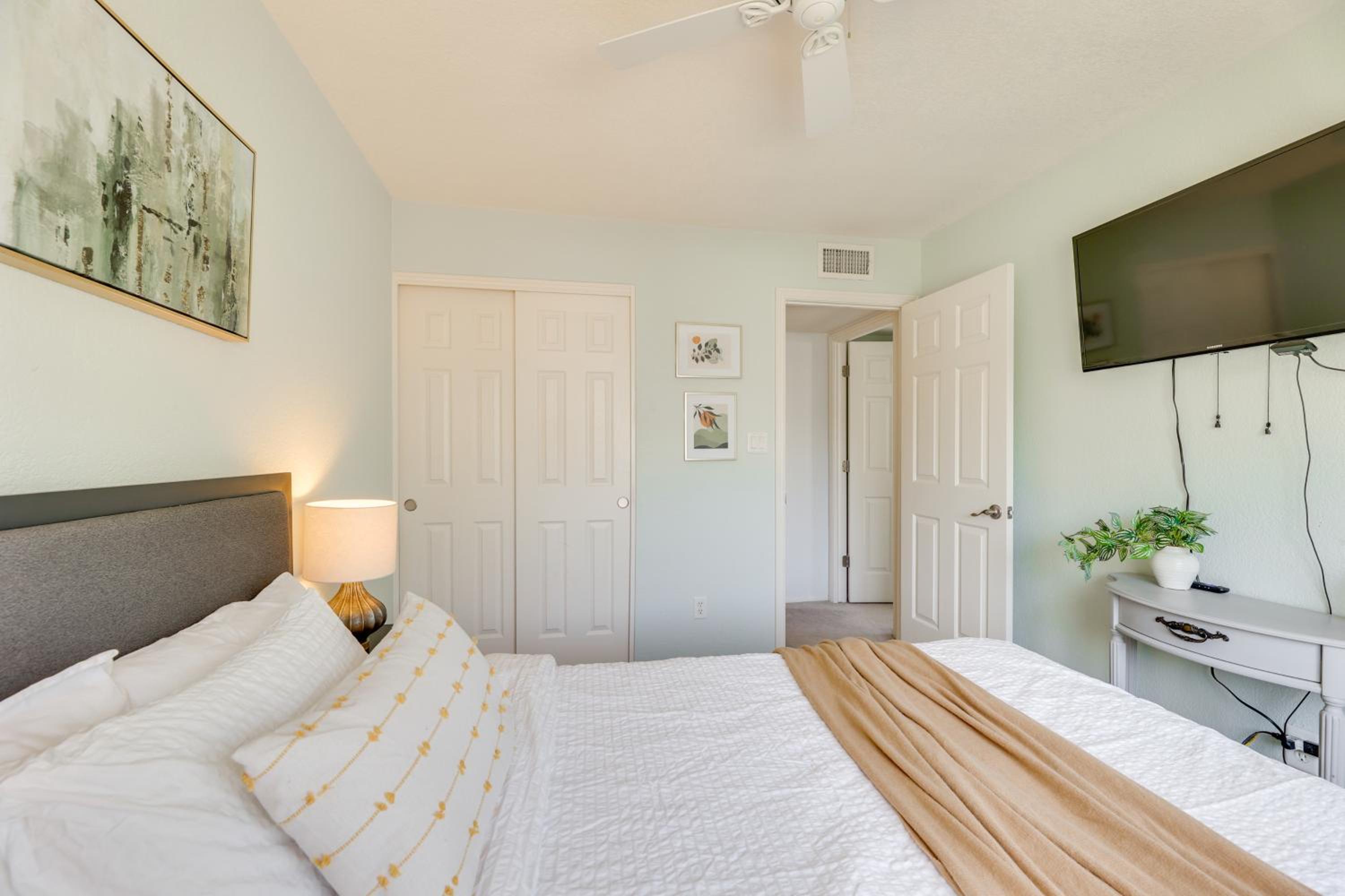 2 Mi to Old Town and Fashion Sq Townhome with Pools