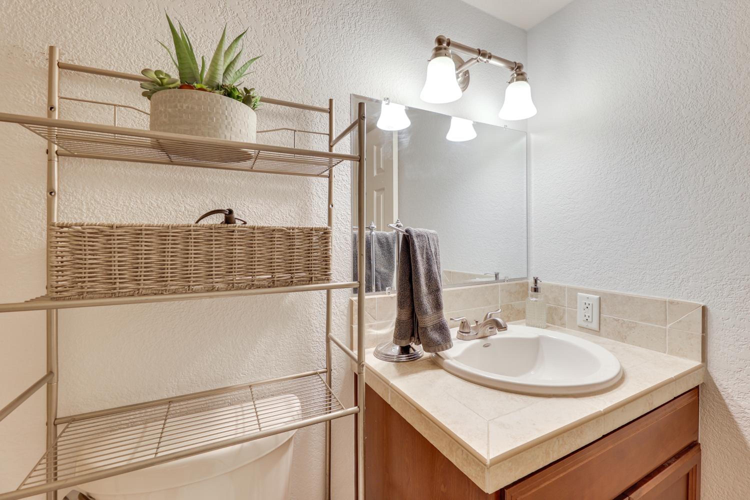 2 Mi to Old Town and Fashion Sq Townhome with Pools