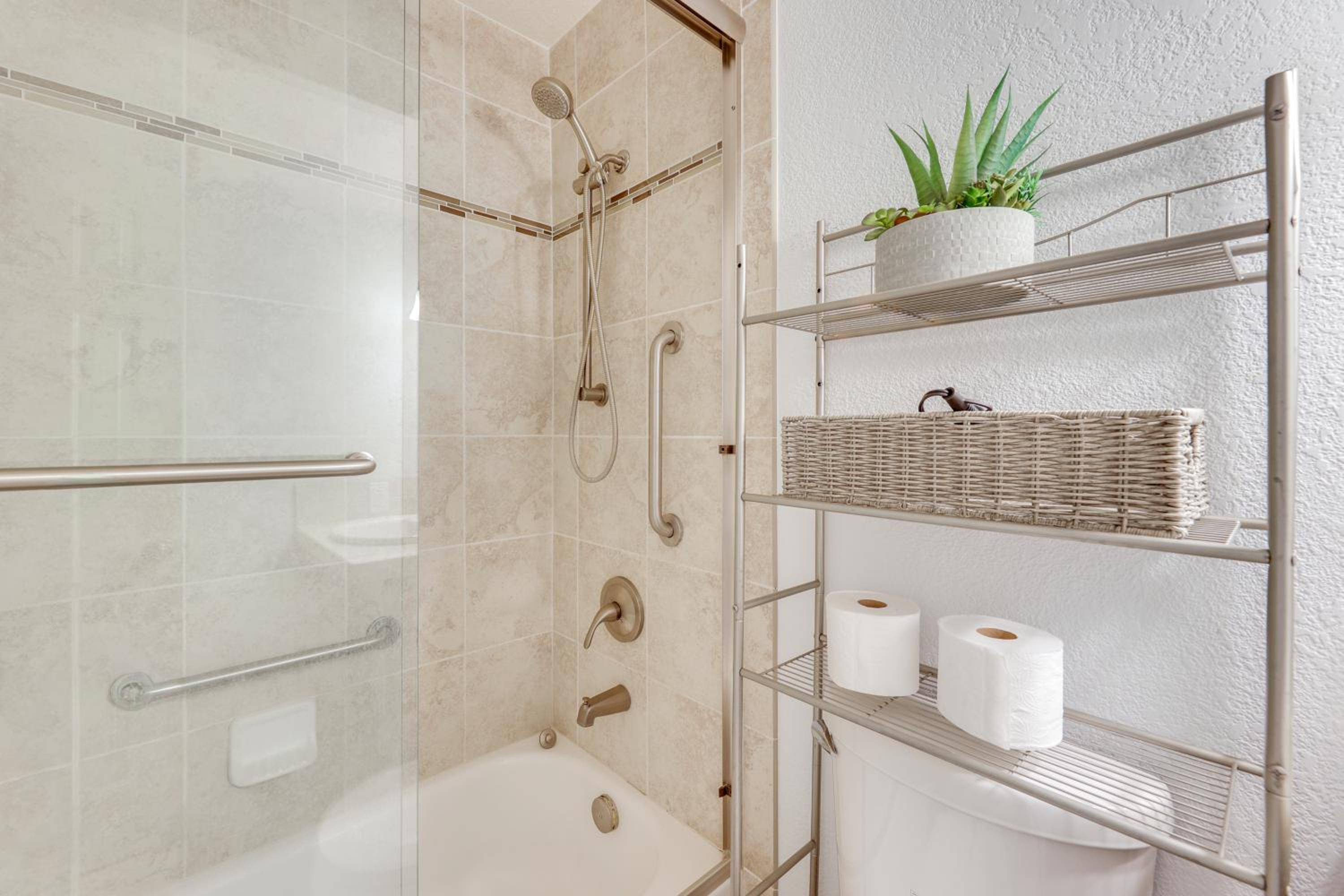 2 Mi to Old Town and Fashion Sq Townhome with Pools