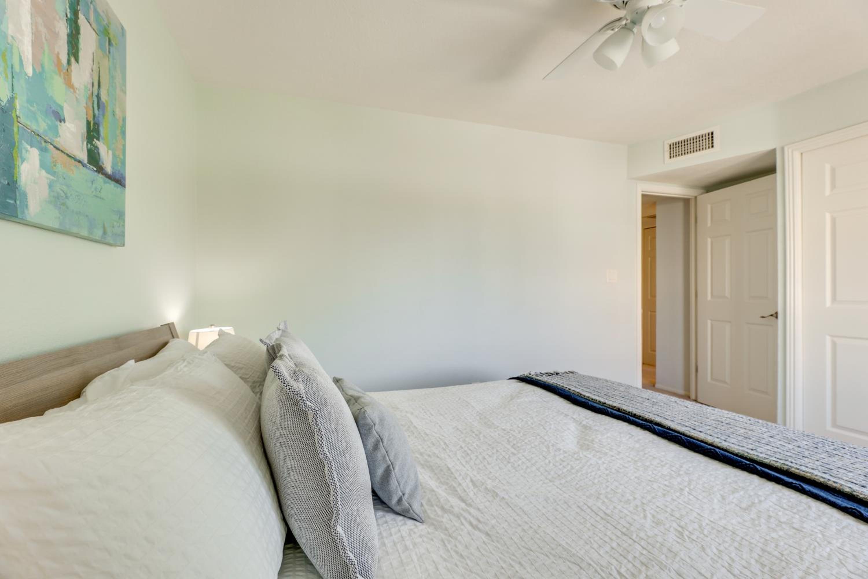 2 Mi to Old Town and Fashion Sq Townhome with Pools