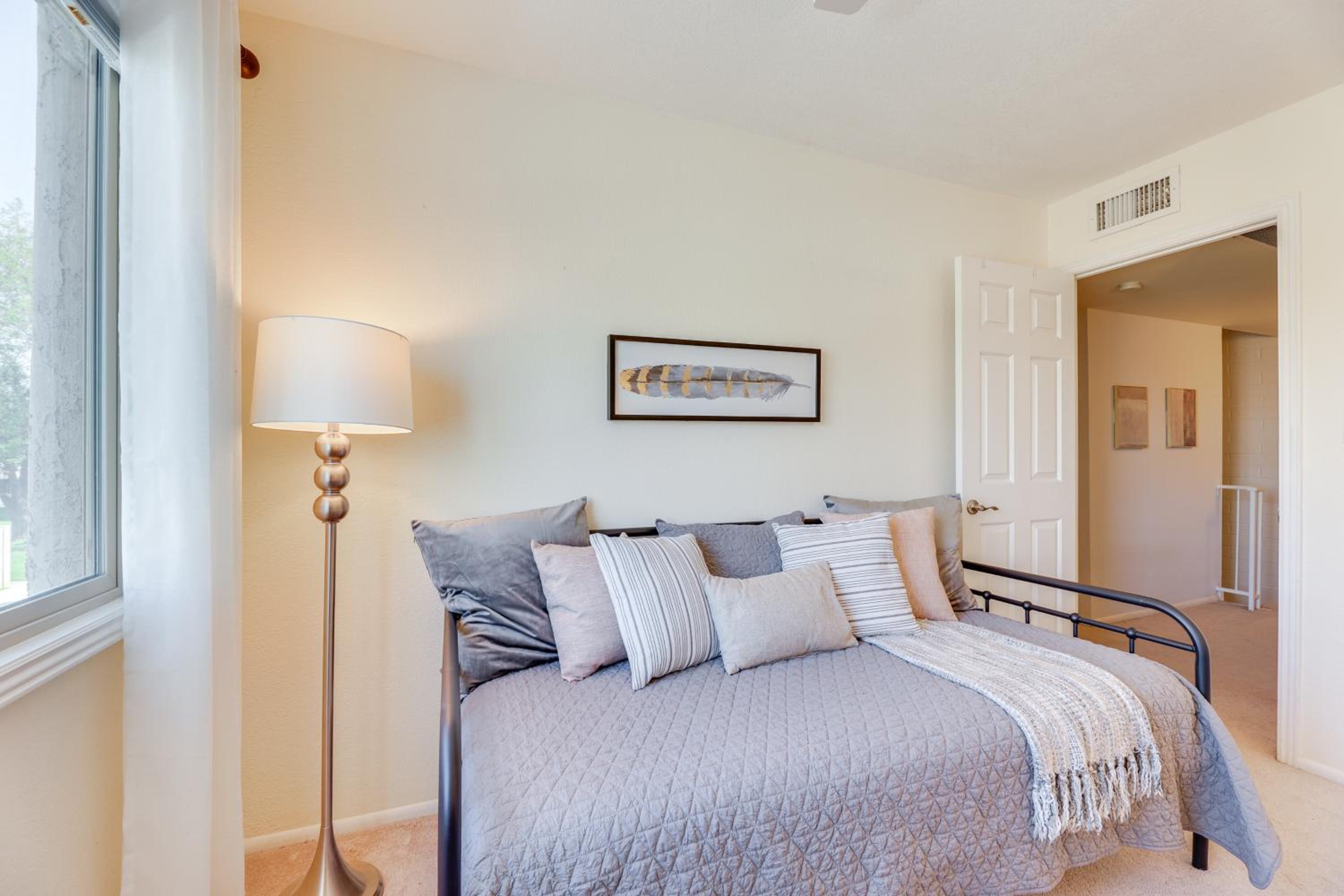 2 Mi to Old Town and Fashion Sq Townhome with Pools