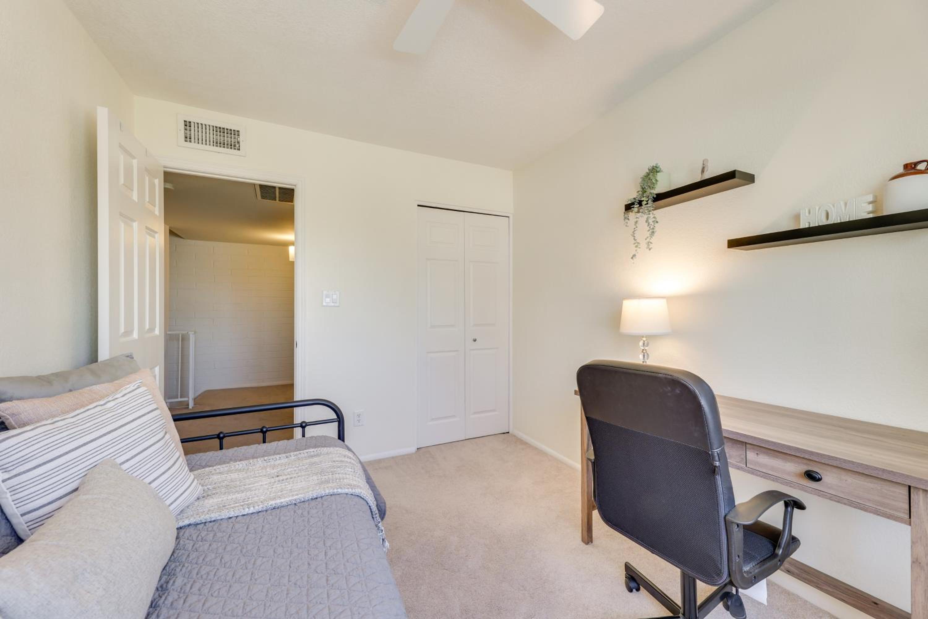 2 Mi to Old Town and Fashion Sq Townhome with Pools