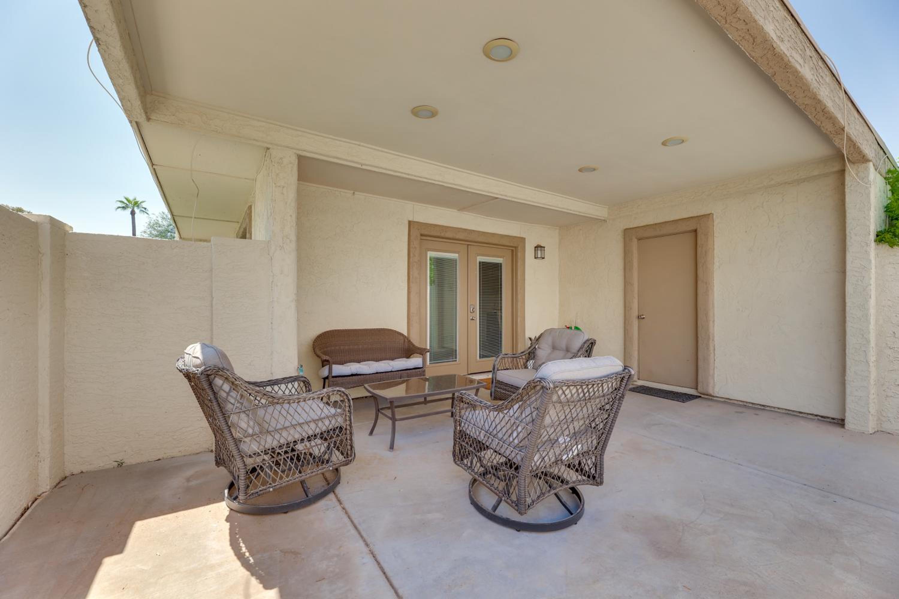 2 Mi to Old Town and Fashion Sq Townhome with Pools