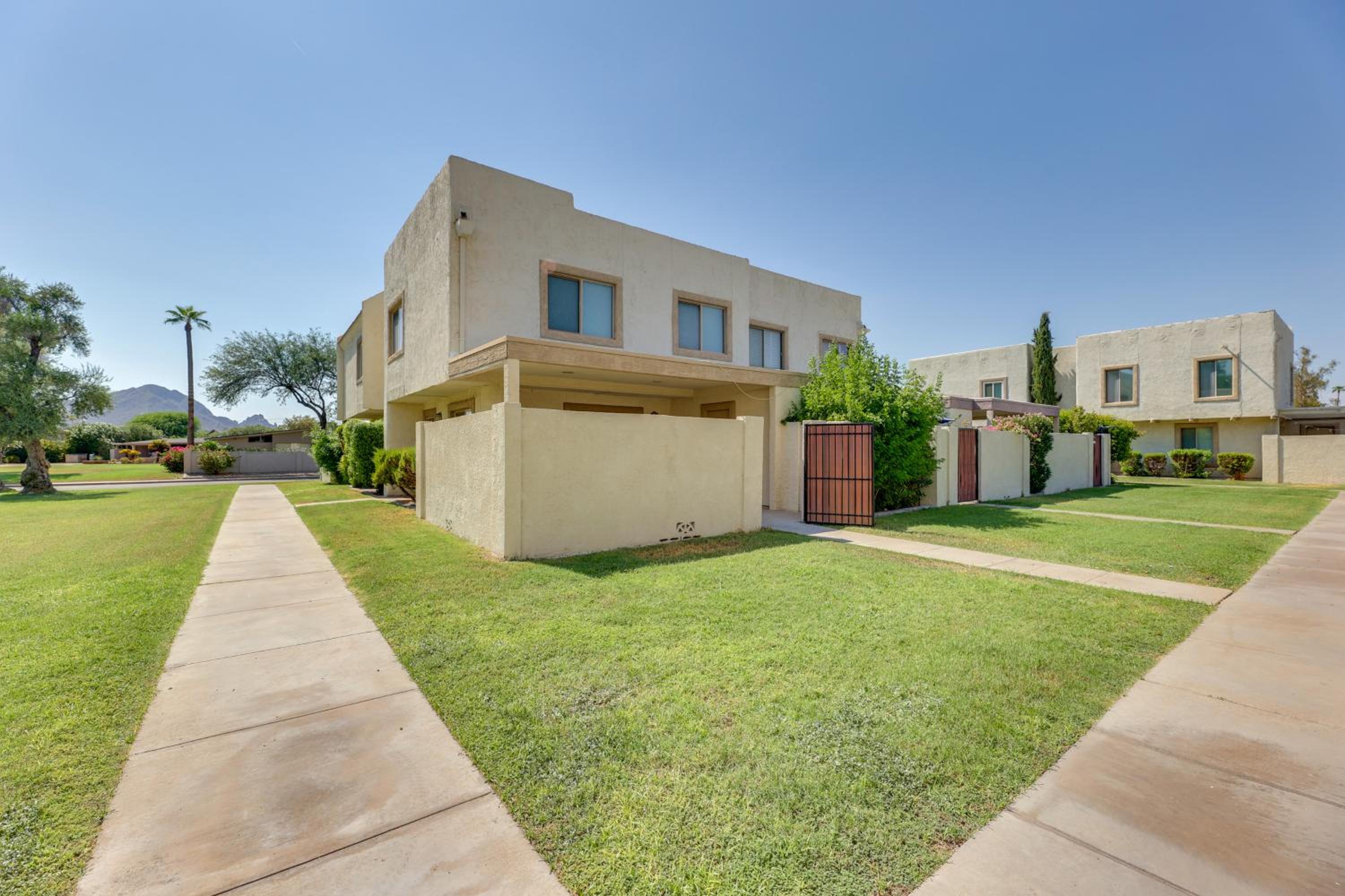 2 Mi to Old Town and Fashion Sq Townhome with Pools