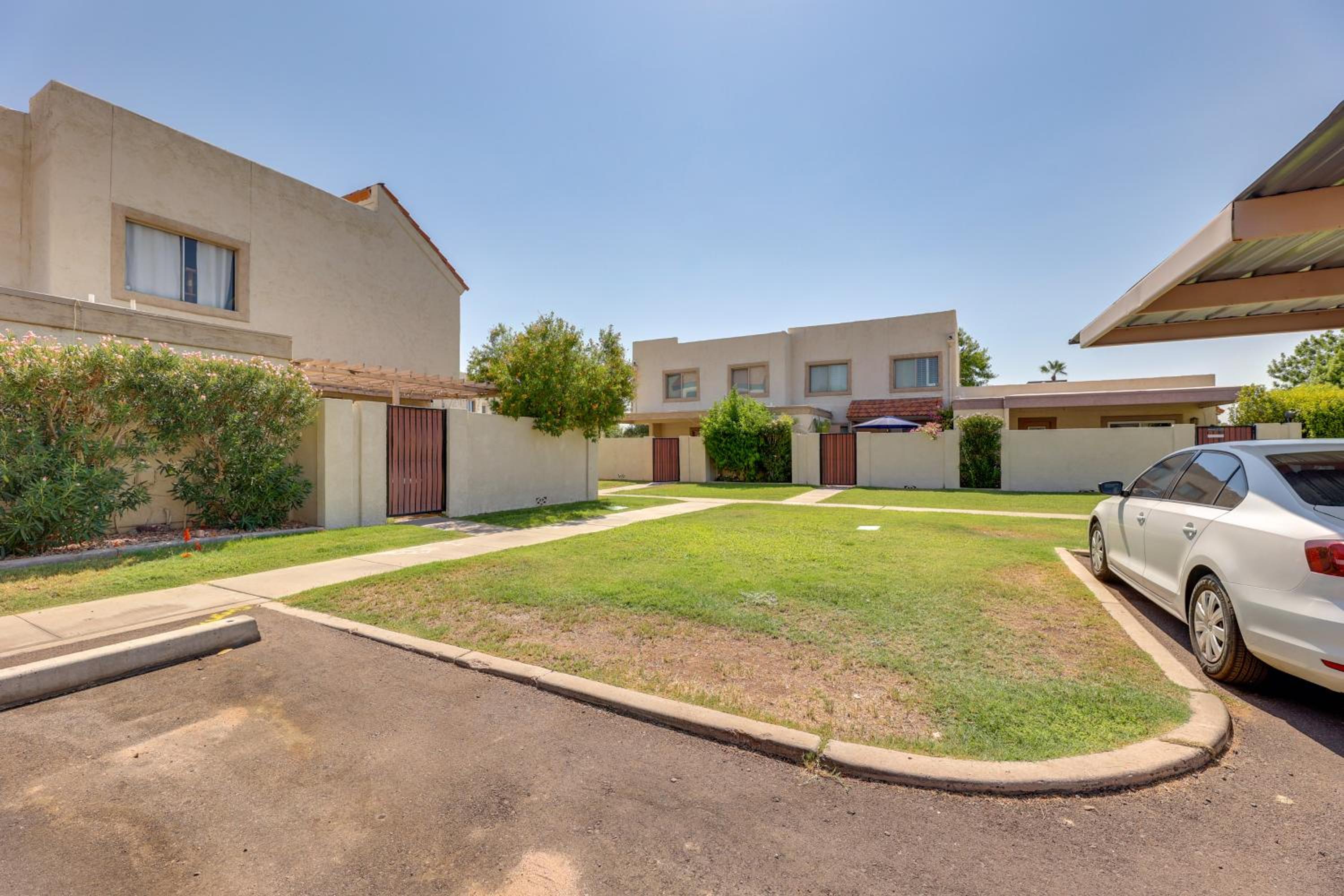 2 Mi to Old Town and Fashion Sq Townhome with Pools