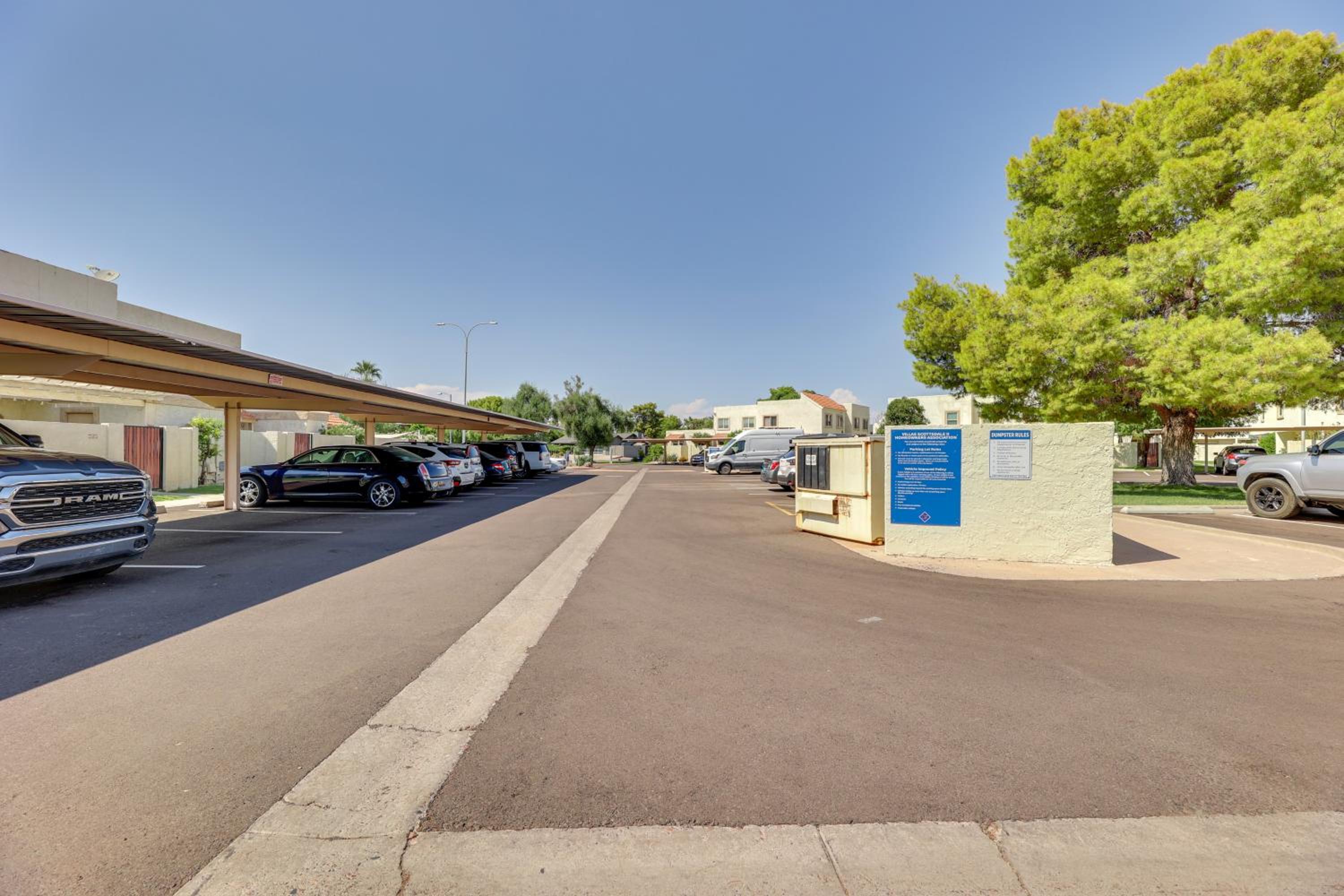 2 Mi to Old Town and Fashion Sq Townhome with Pools