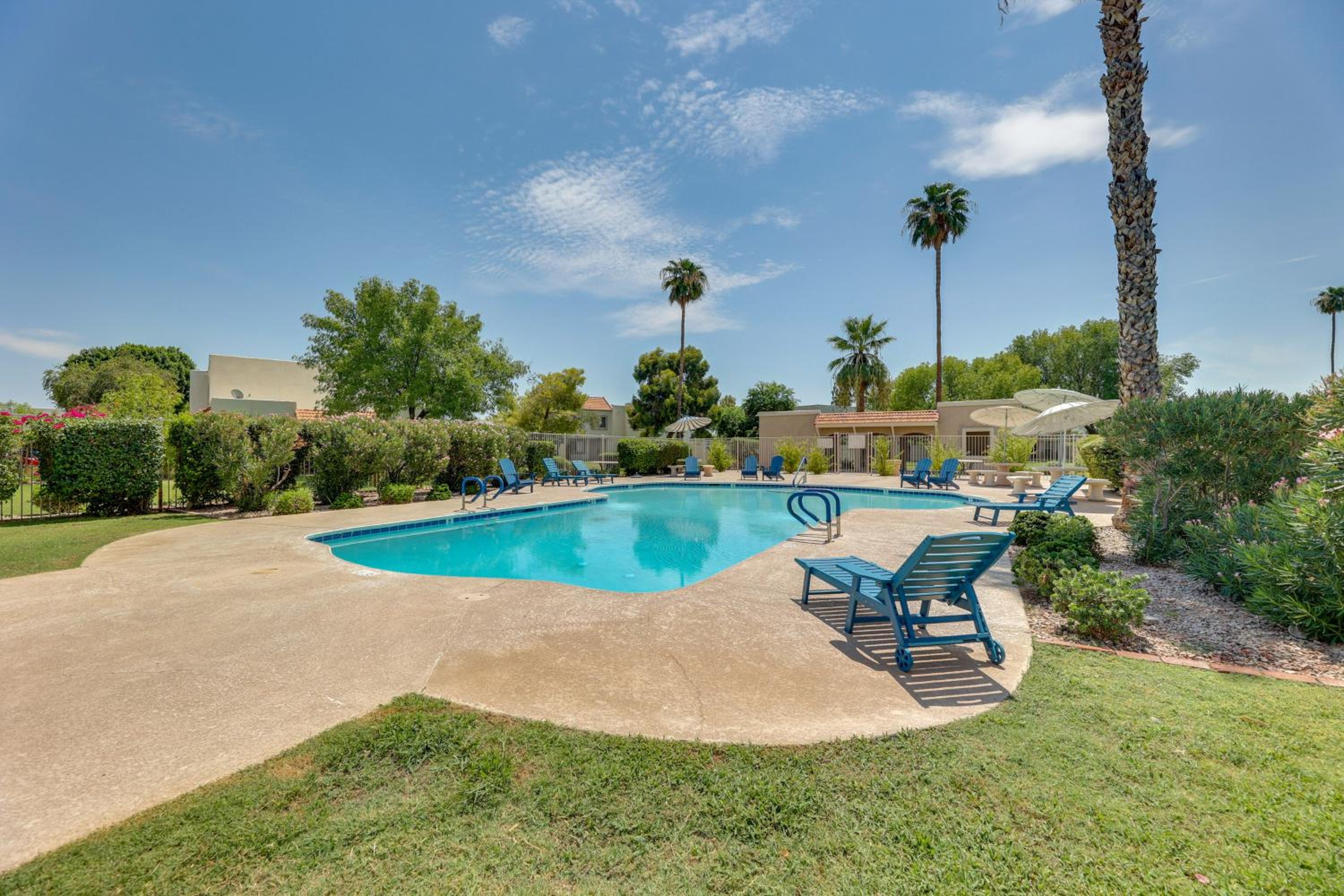 2 Mi to Old Town and Fashion Sq Townhome with Pools