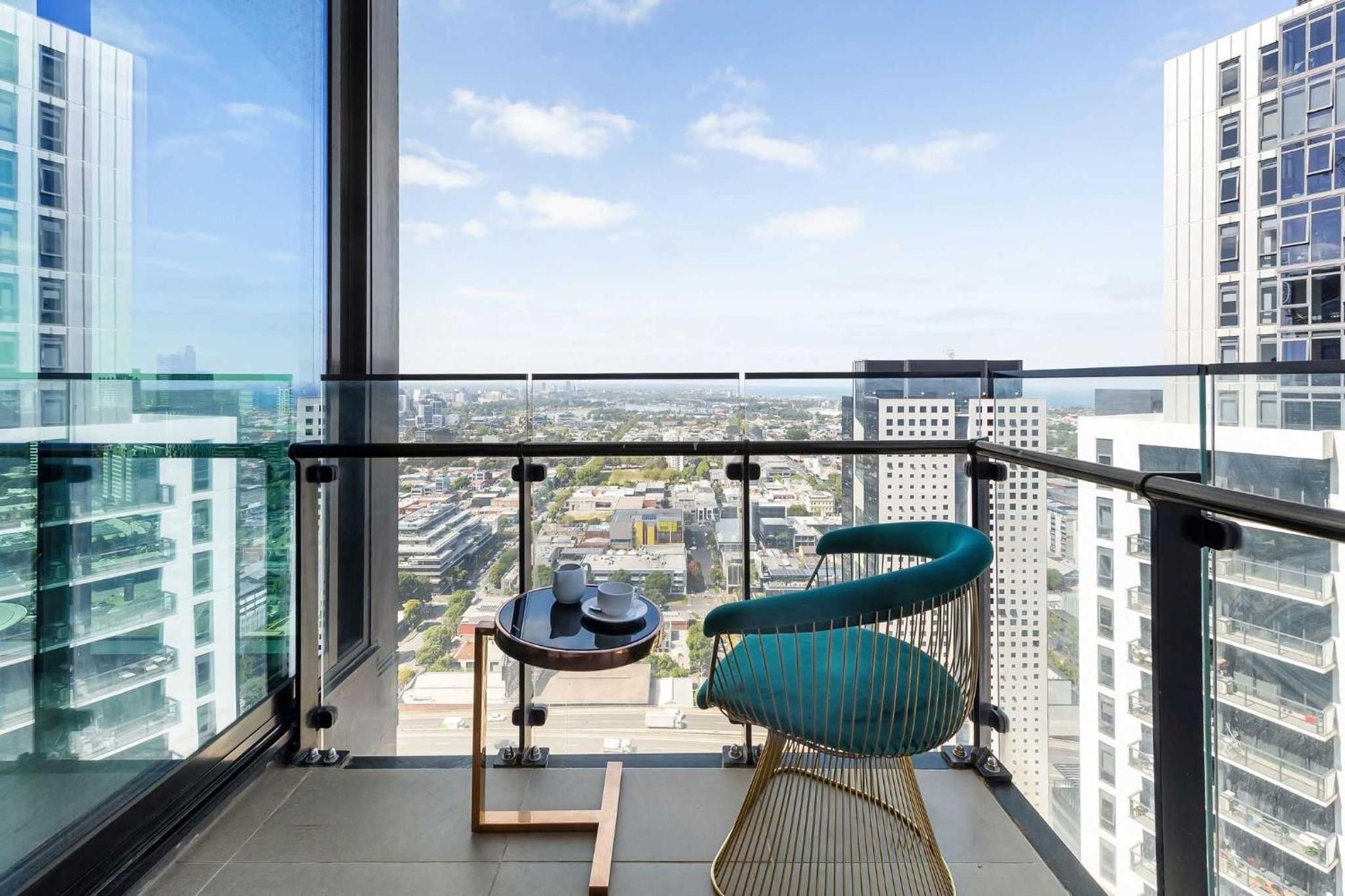Spacious 2BR City Apt Panoramic Views & Parking