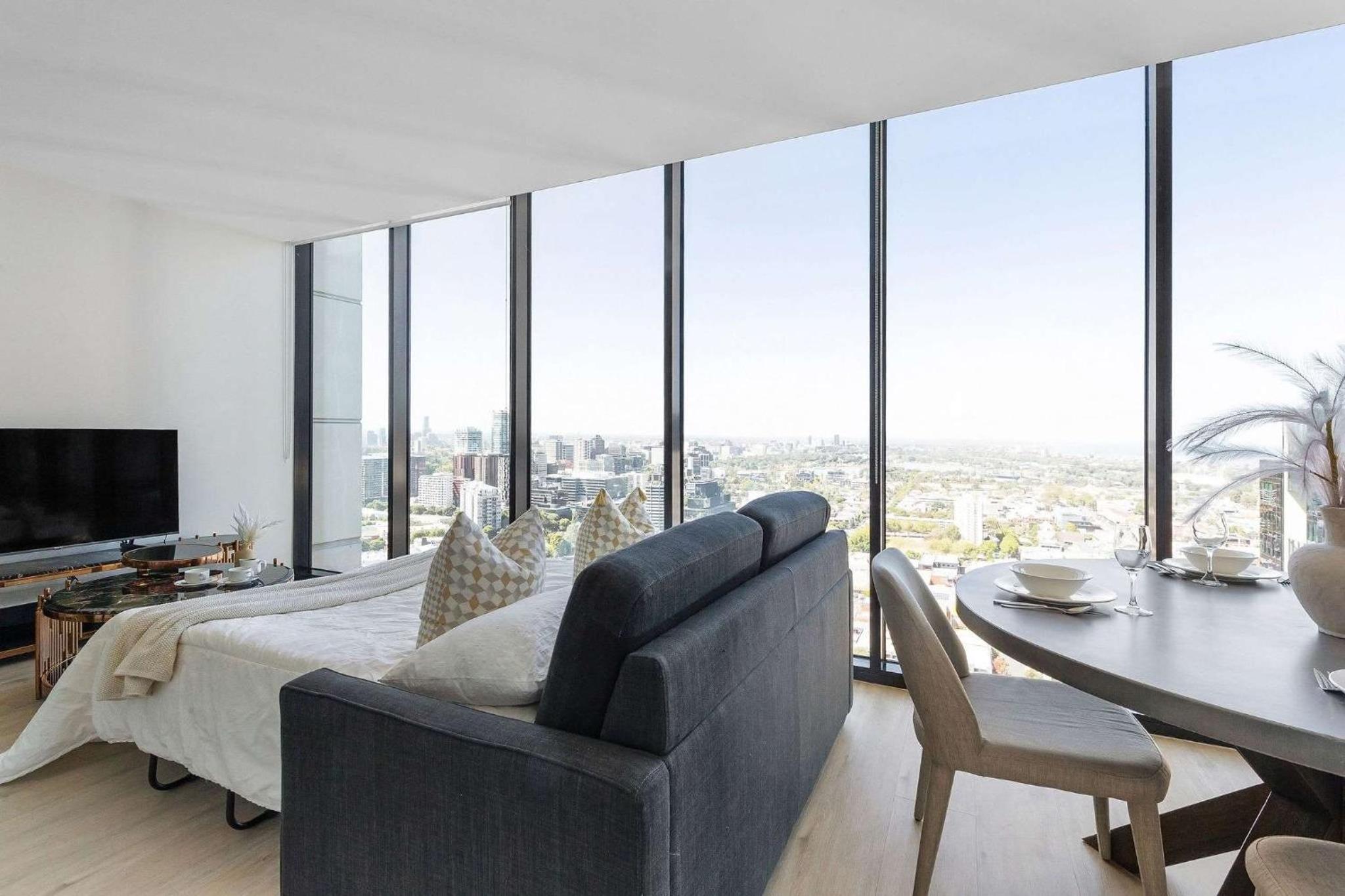 Spacious 2BR City Apt Panoramic Views & Parking