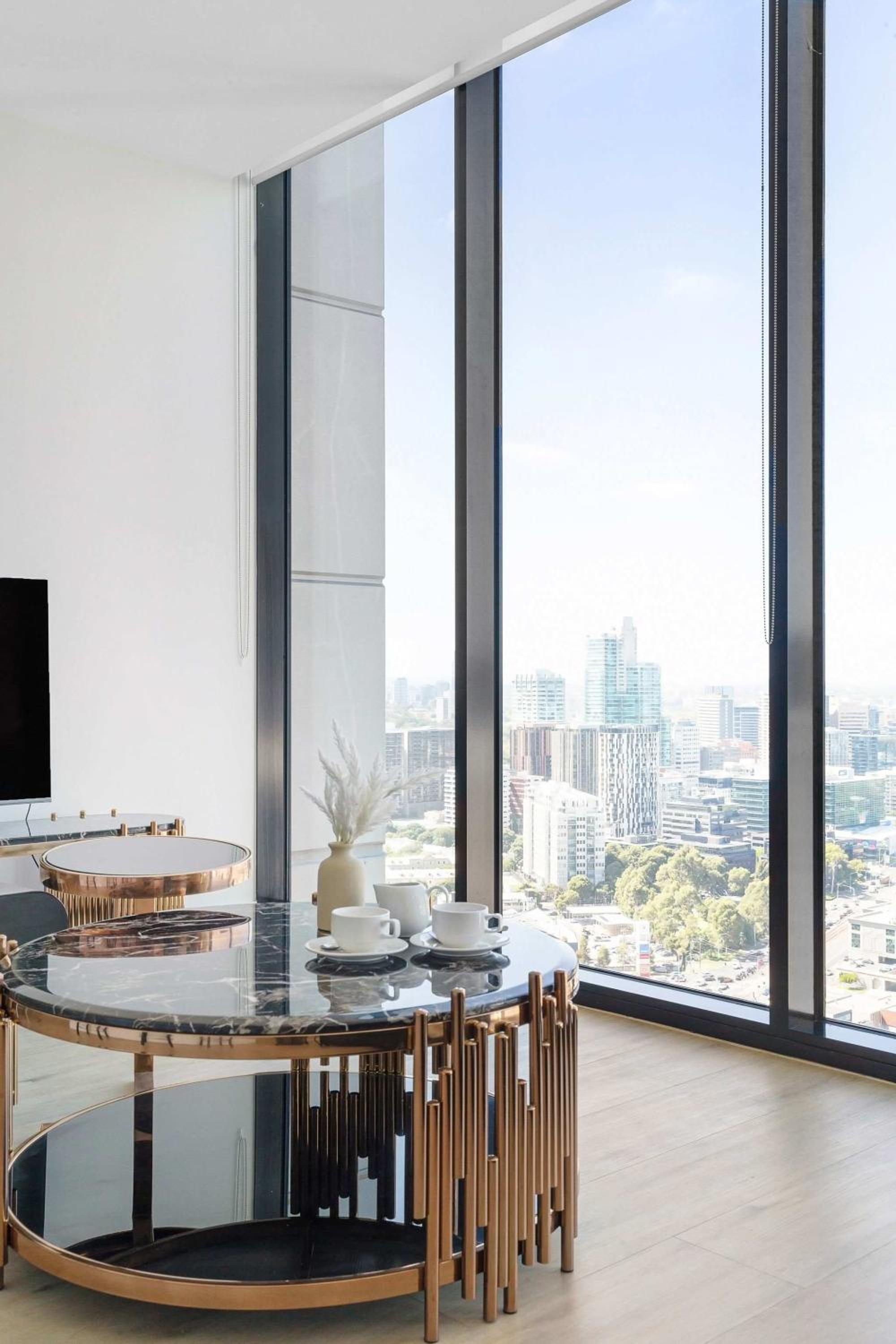 Spacious 2BR City Apt Panoramic Views & Parking
