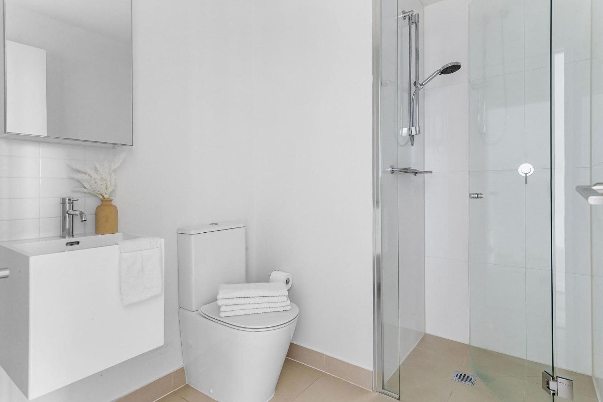 Spacious 2BR City Apt Panoramic Views & Parking