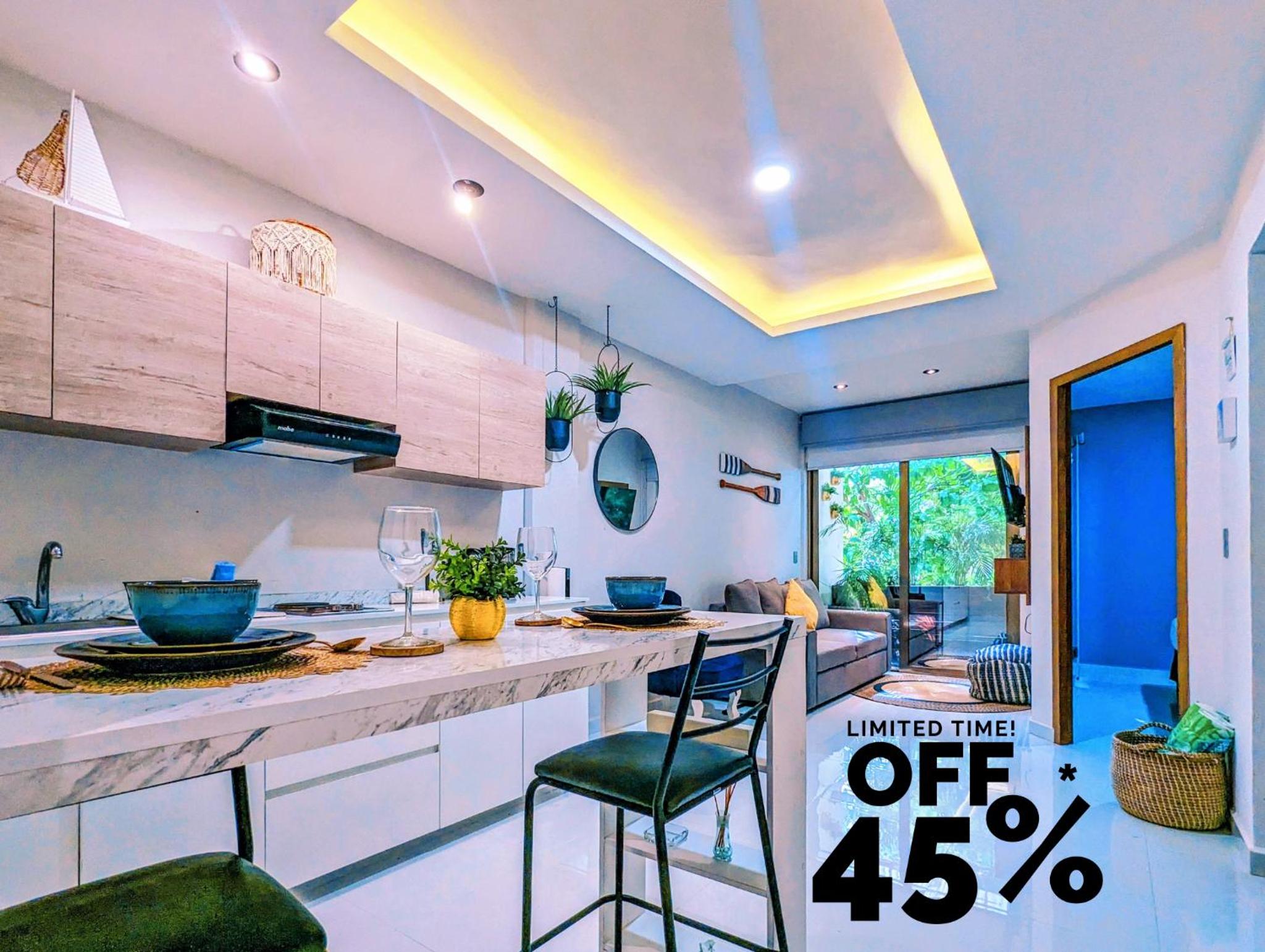 Great Value Two Private Apts Sleeps 6 Steps to Beach & 5th Ave Patio Fast WiFi AC UVA1116