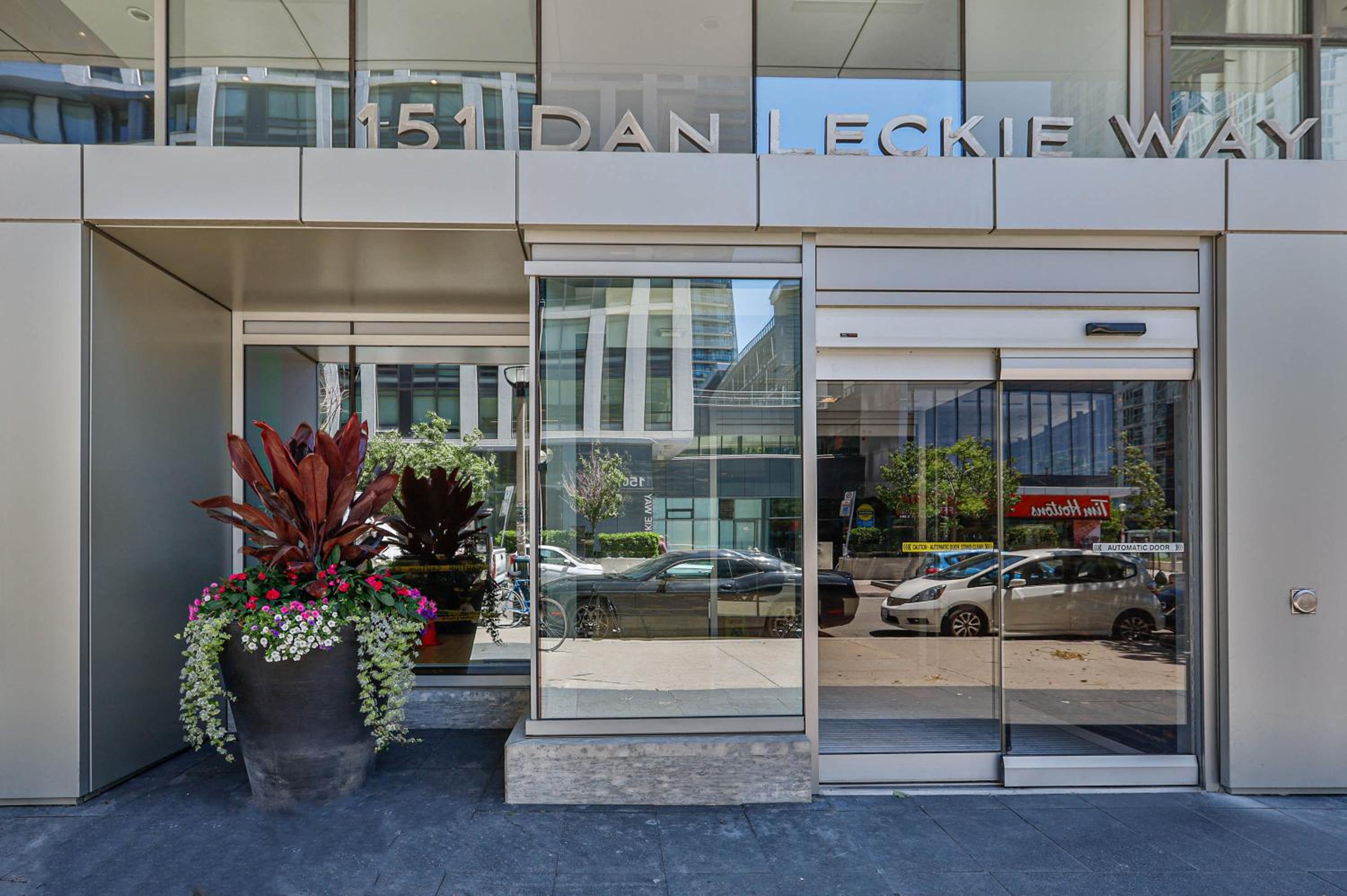Elegant Downtown 2Bd Condo with Balcony