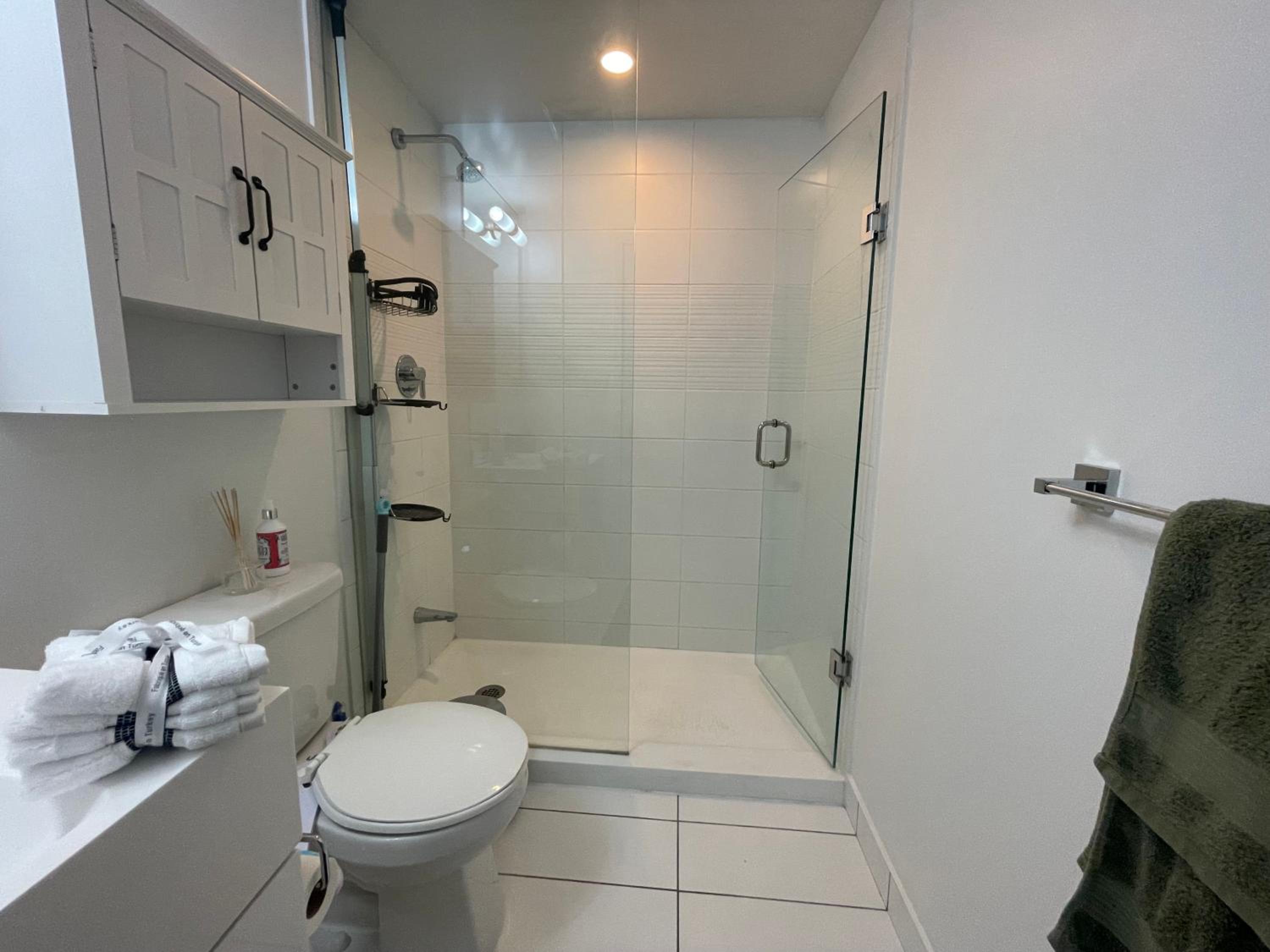 Elegant Downtown 2Bd Condo with Balcony