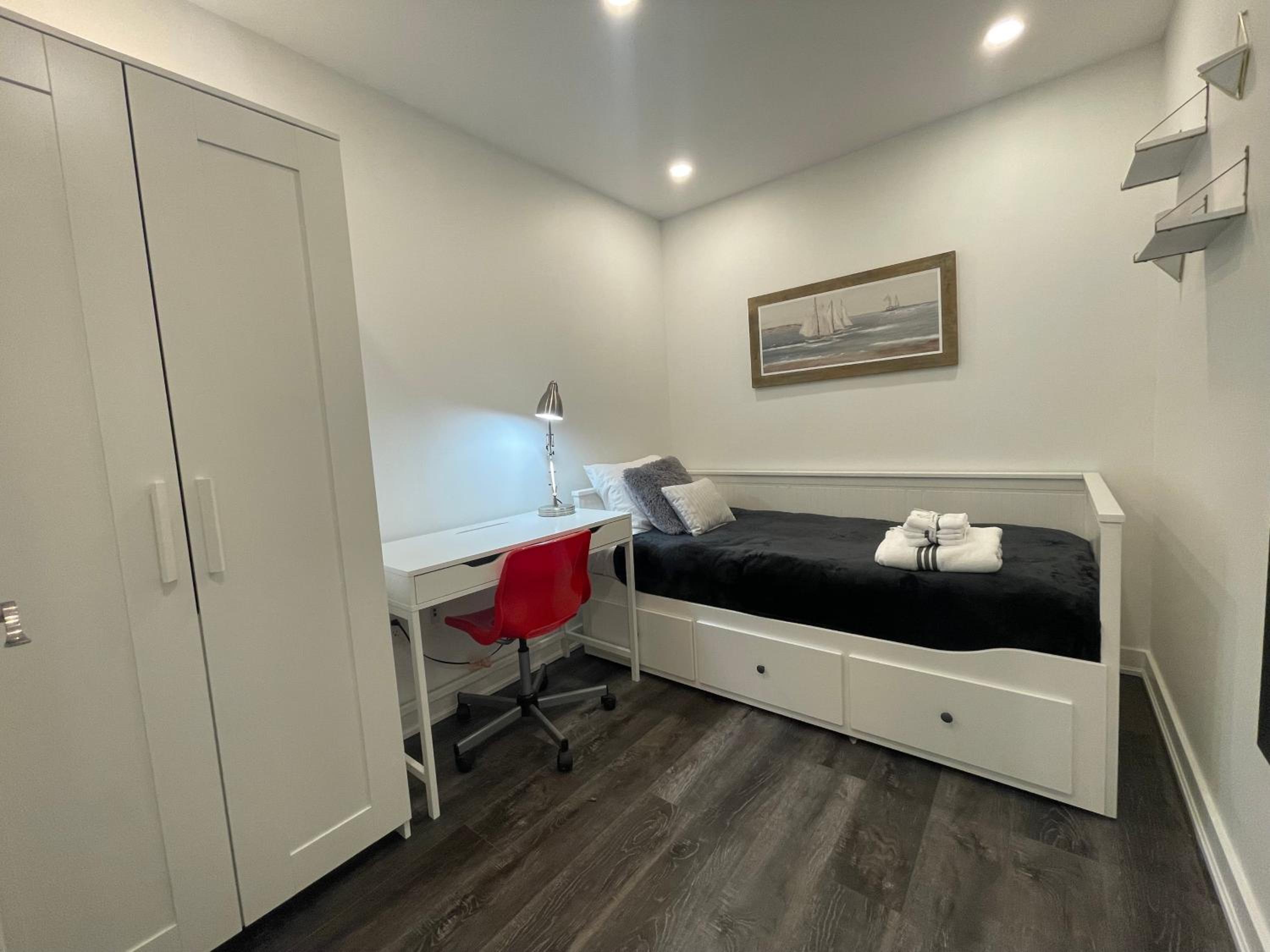 Elegant Downtown 2Bd Condo with Balcony