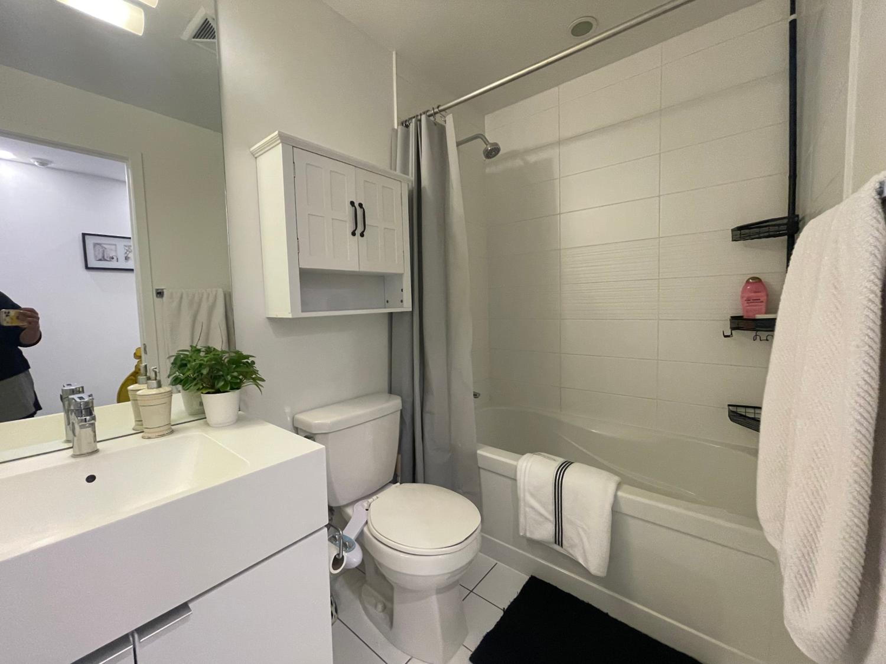 Elegant Downtown 2Bd Condo with Balcony