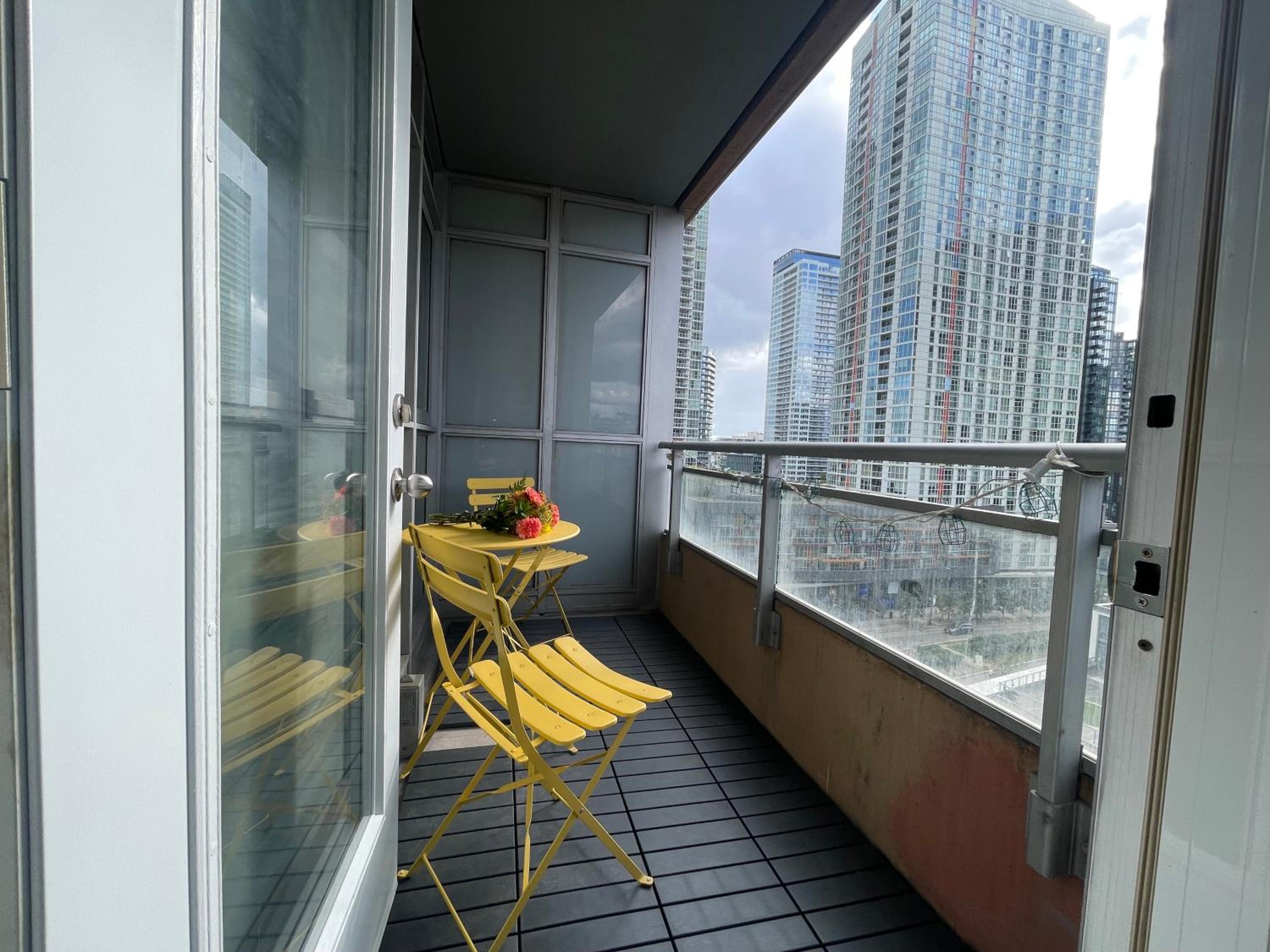 Elegant Downtown 2Bd Condo with Balcony