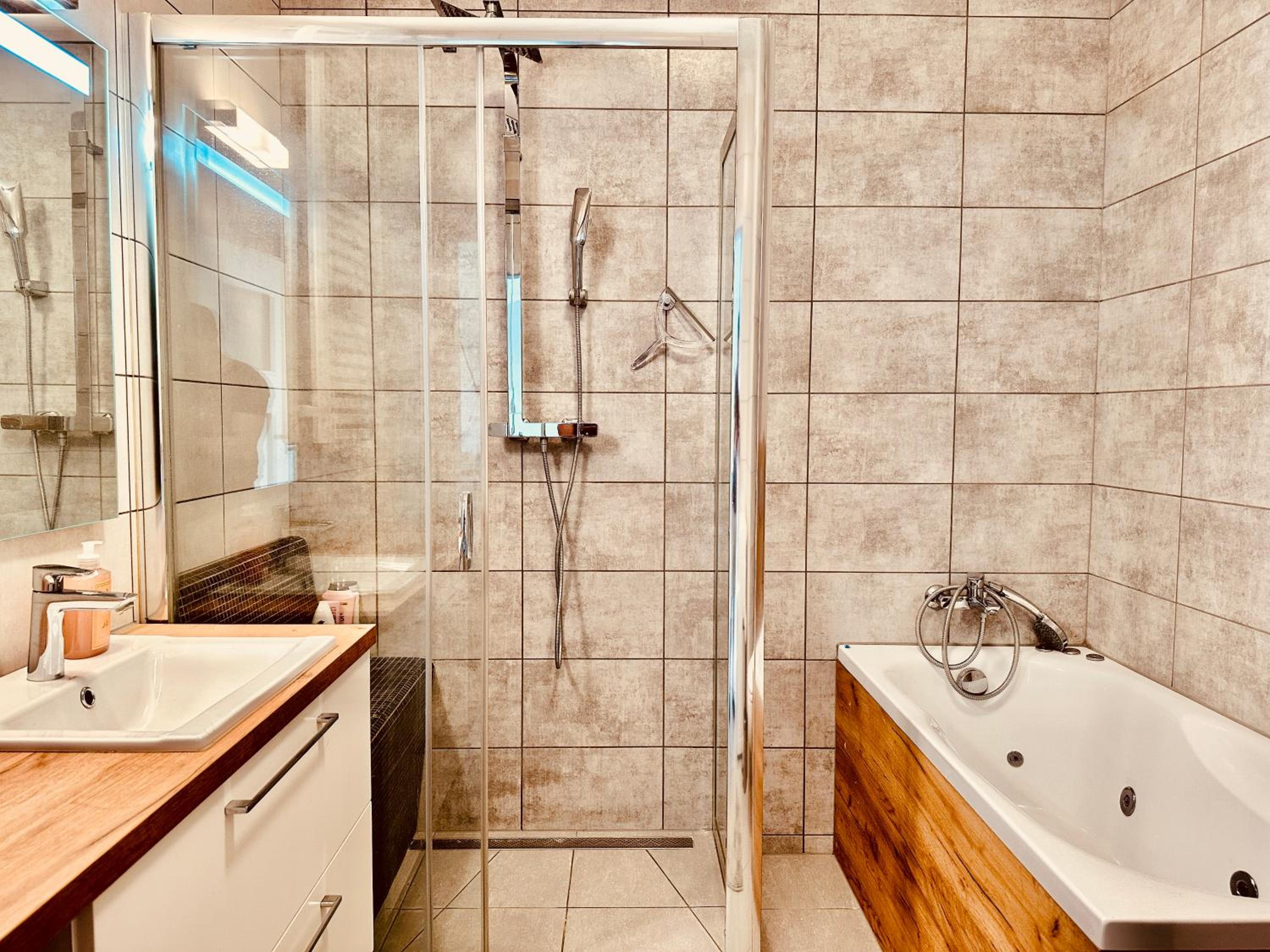 Baltic Inspiration - Guest Favorite, Best Location, 75 SQM, 2 King Bedrooms, Jacuzzi Bath, Parking, Super Host