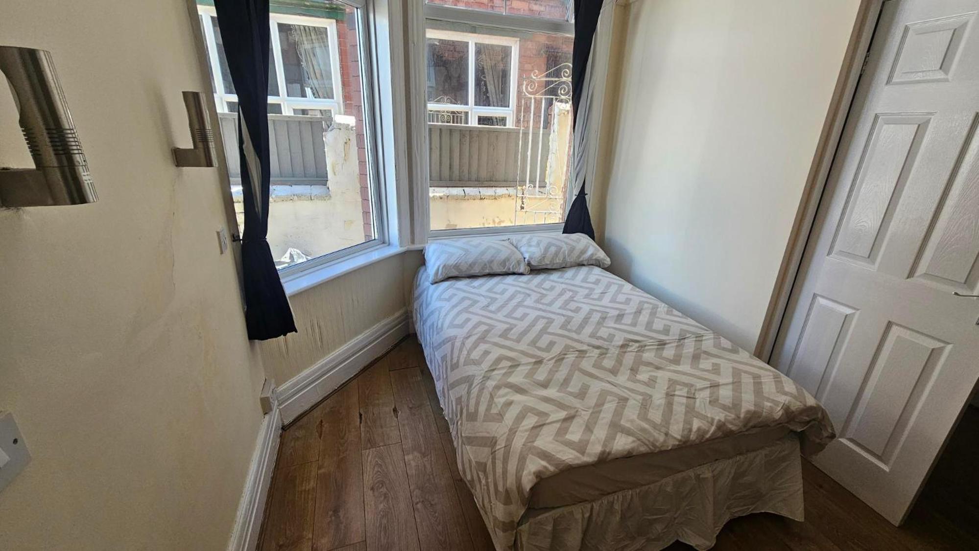 Park Road Guest House - Room To Rent On Park Road in Blackpool FY1 4ET
