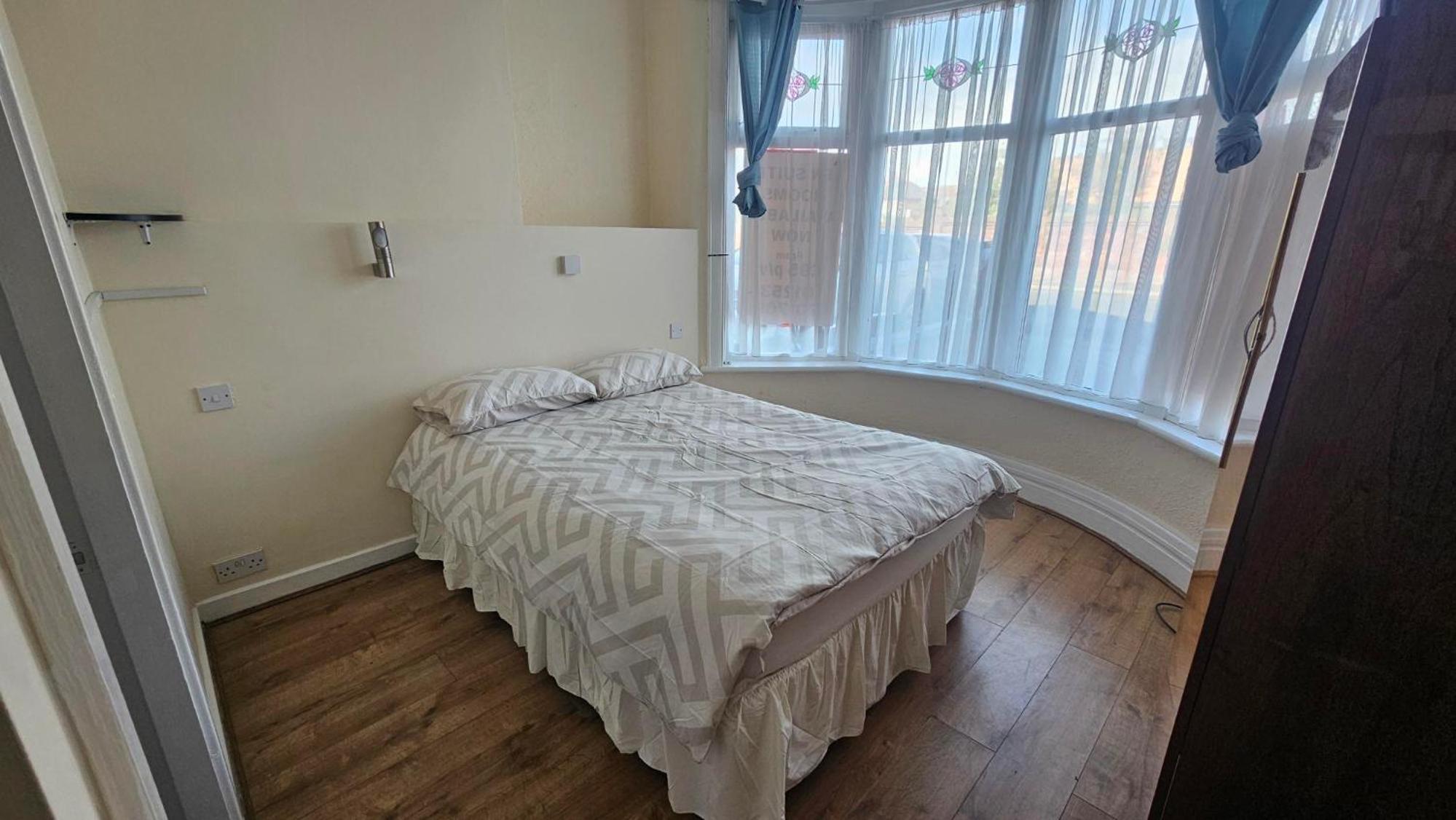 Park Road Guest House - Room To Rent On Park Road in Blackpool FY1 4ET