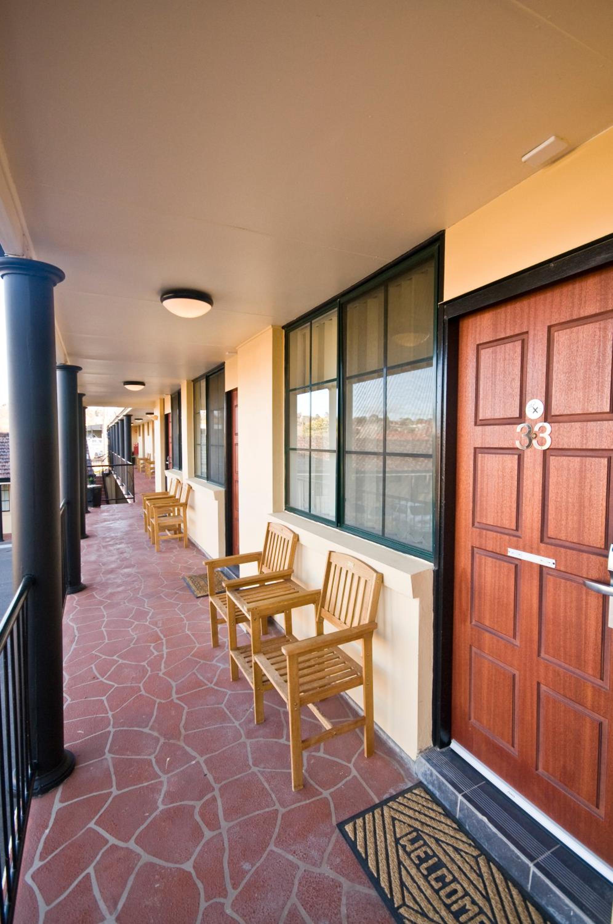Country Plaza Motel