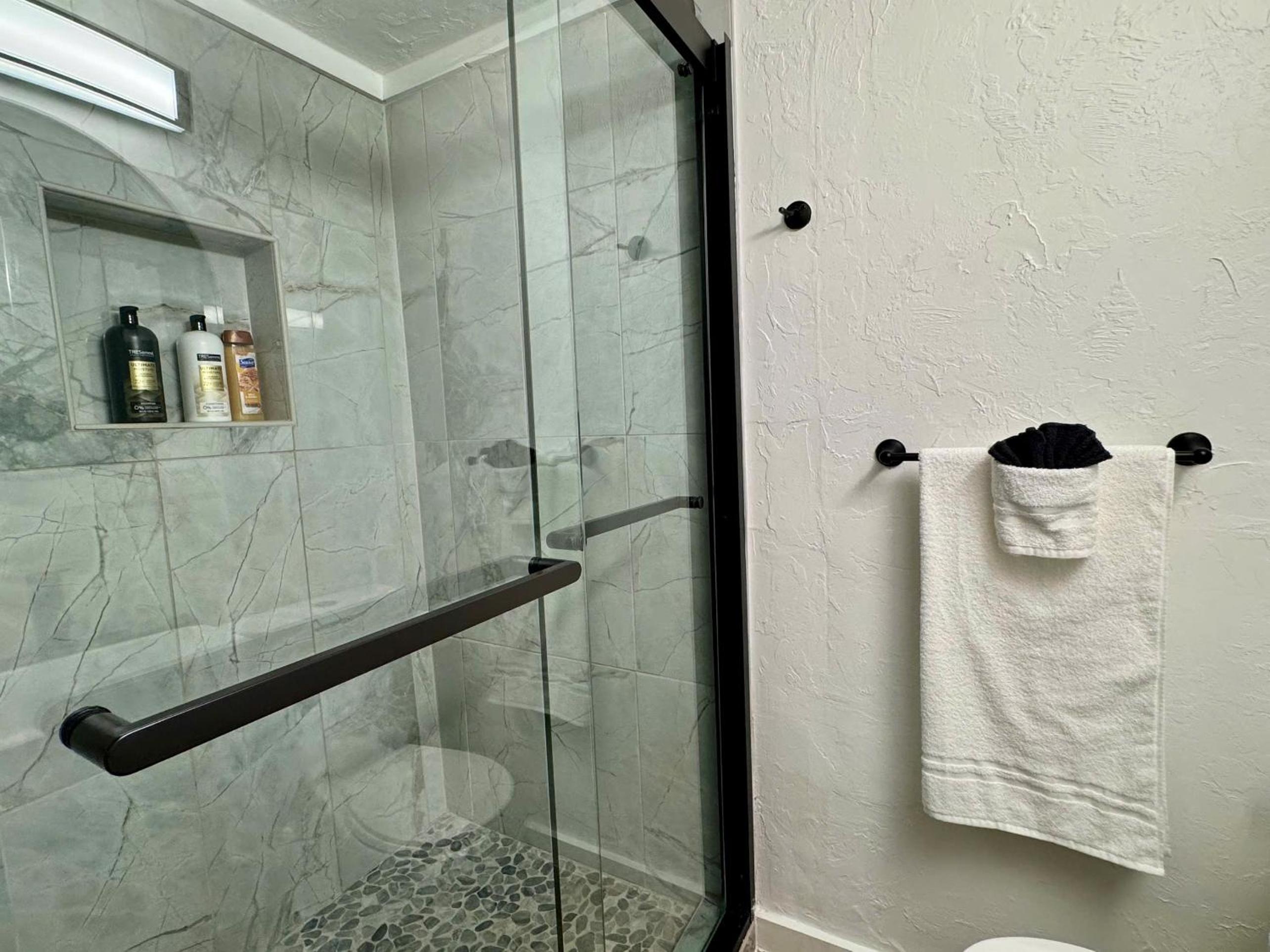 1BR Apt 10 min to Integris Baptist #19B