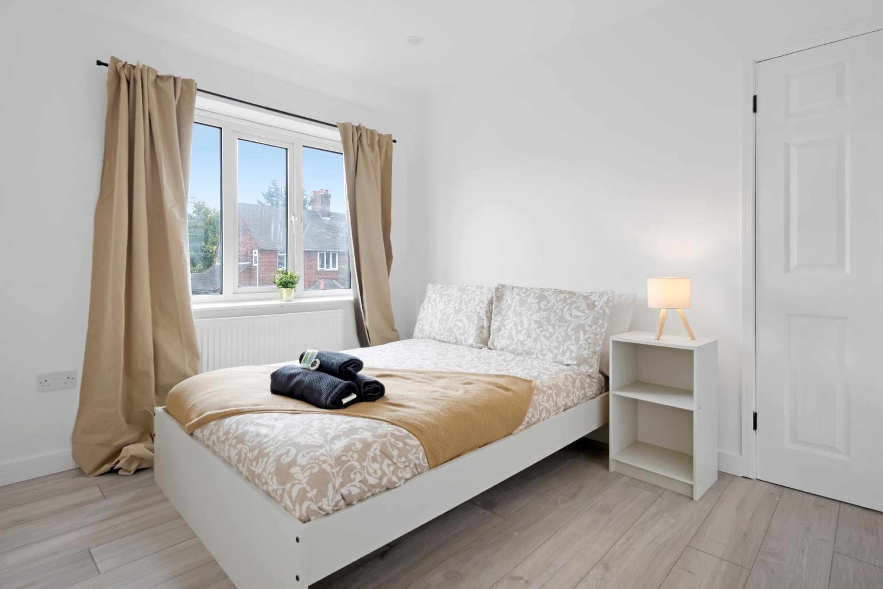 3Bed House-Free Parking