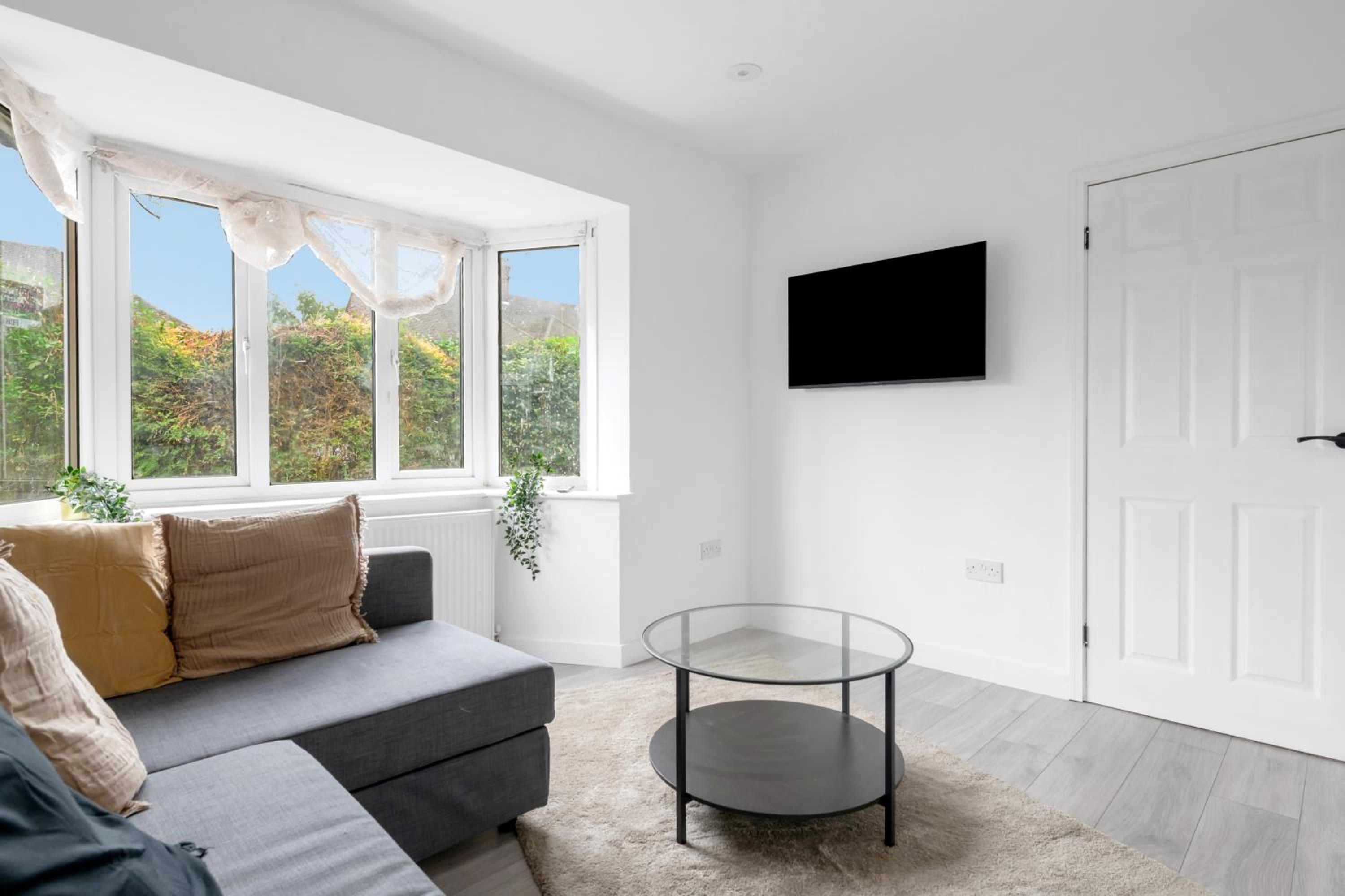 3Bed House-Free Parking