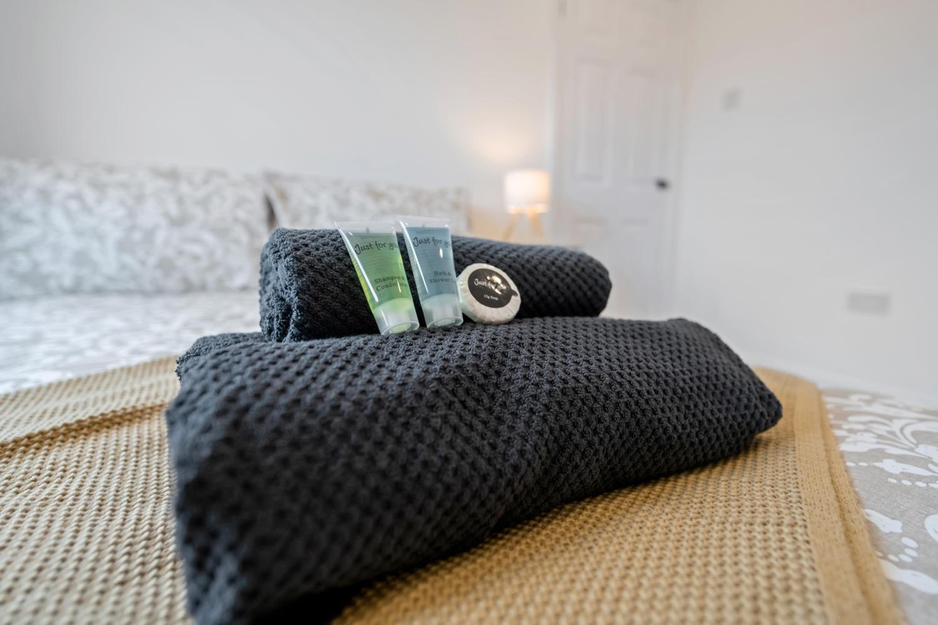 3Bed House-Free Parking