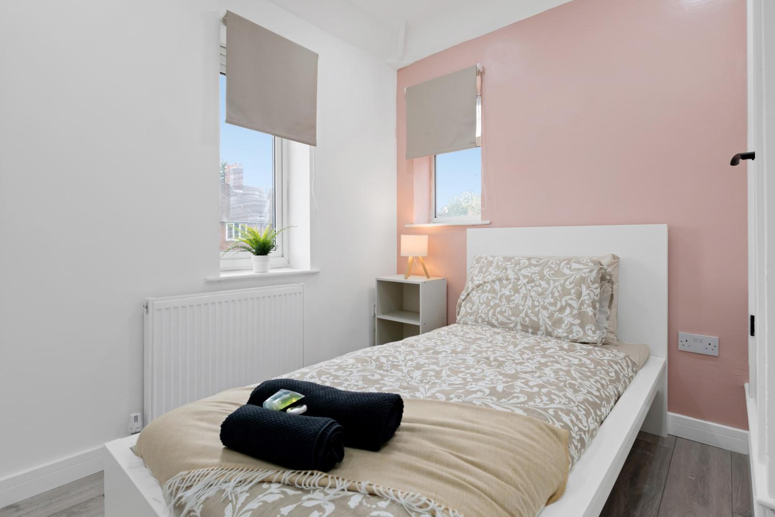 3Bed House-Free Parking