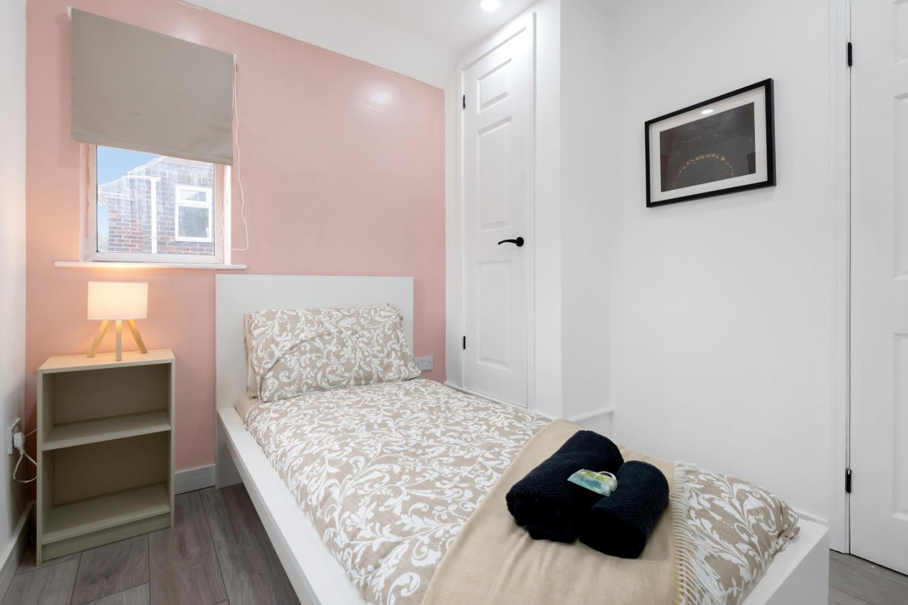 3Bed House-Free Parking