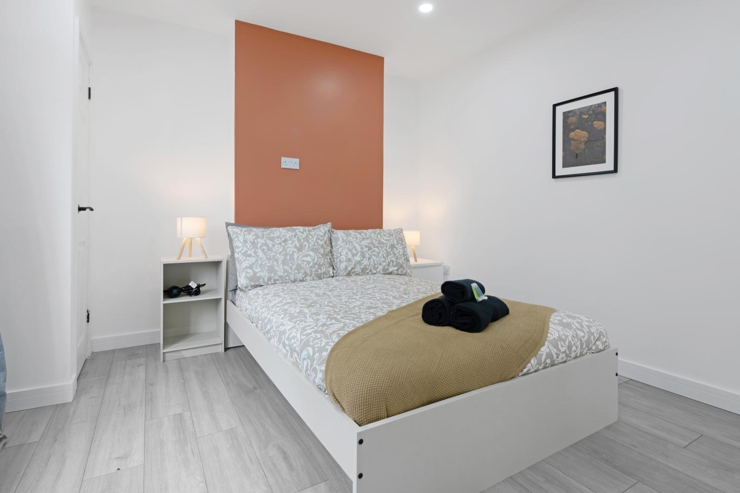 3Bed House-Free Parking