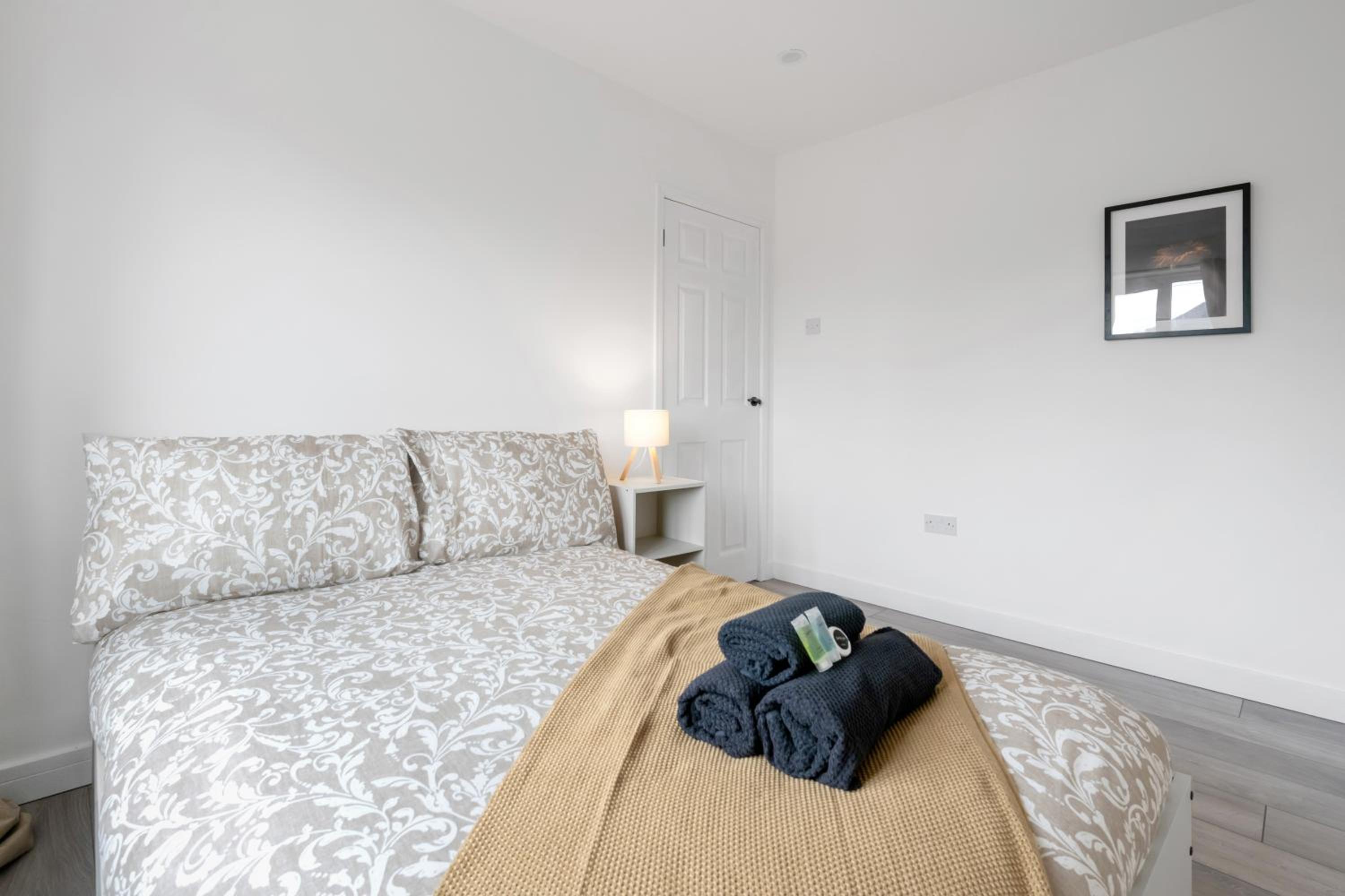 3Bed House-Free Parking