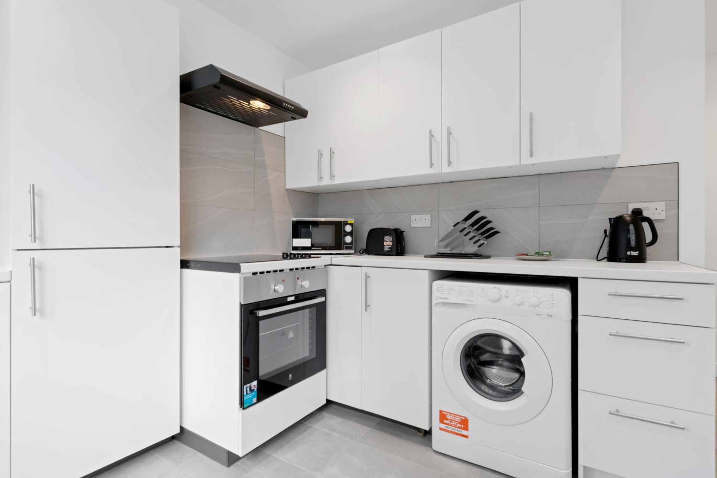 3Bed House-Free Parking