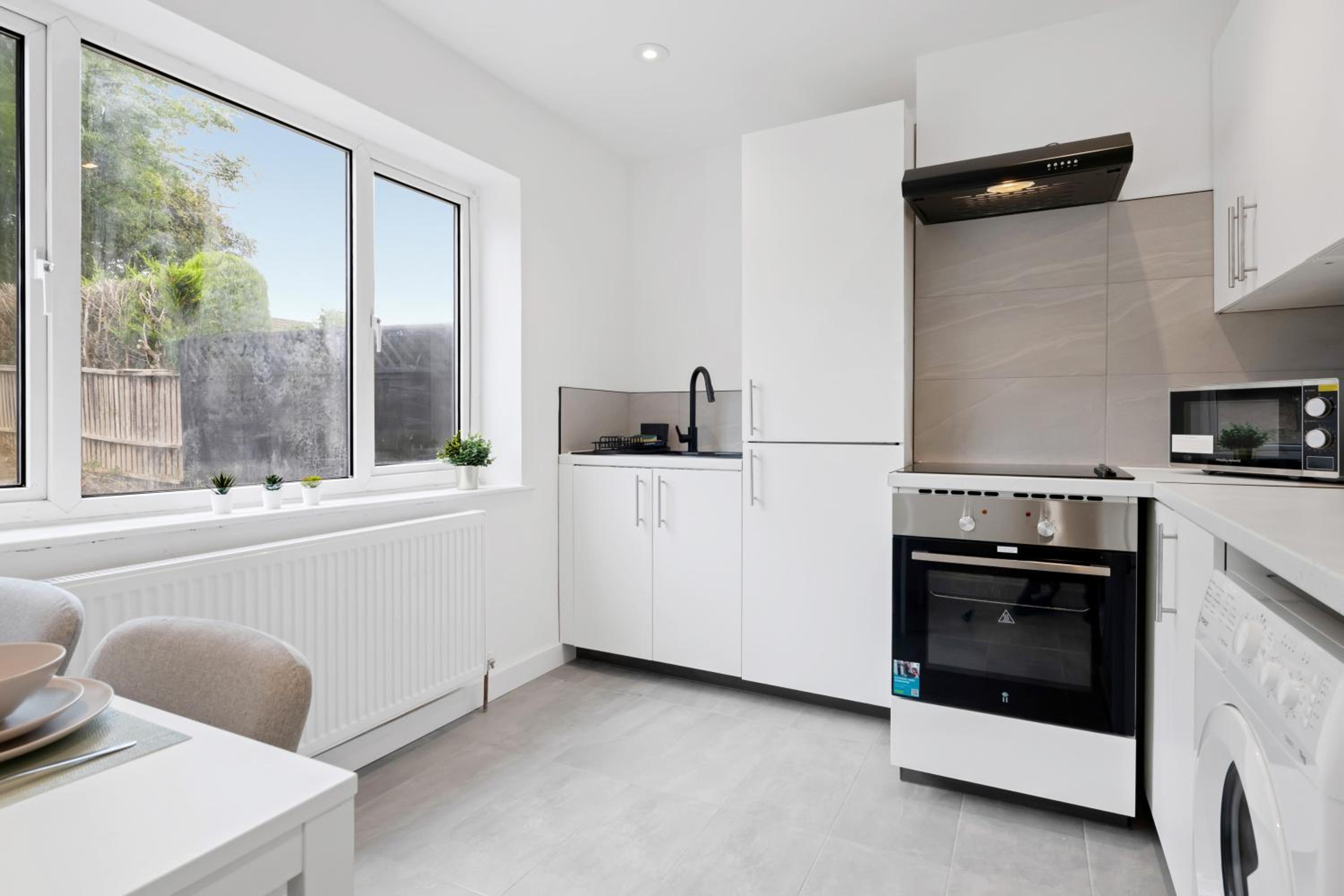 3Bed House-Free Parking