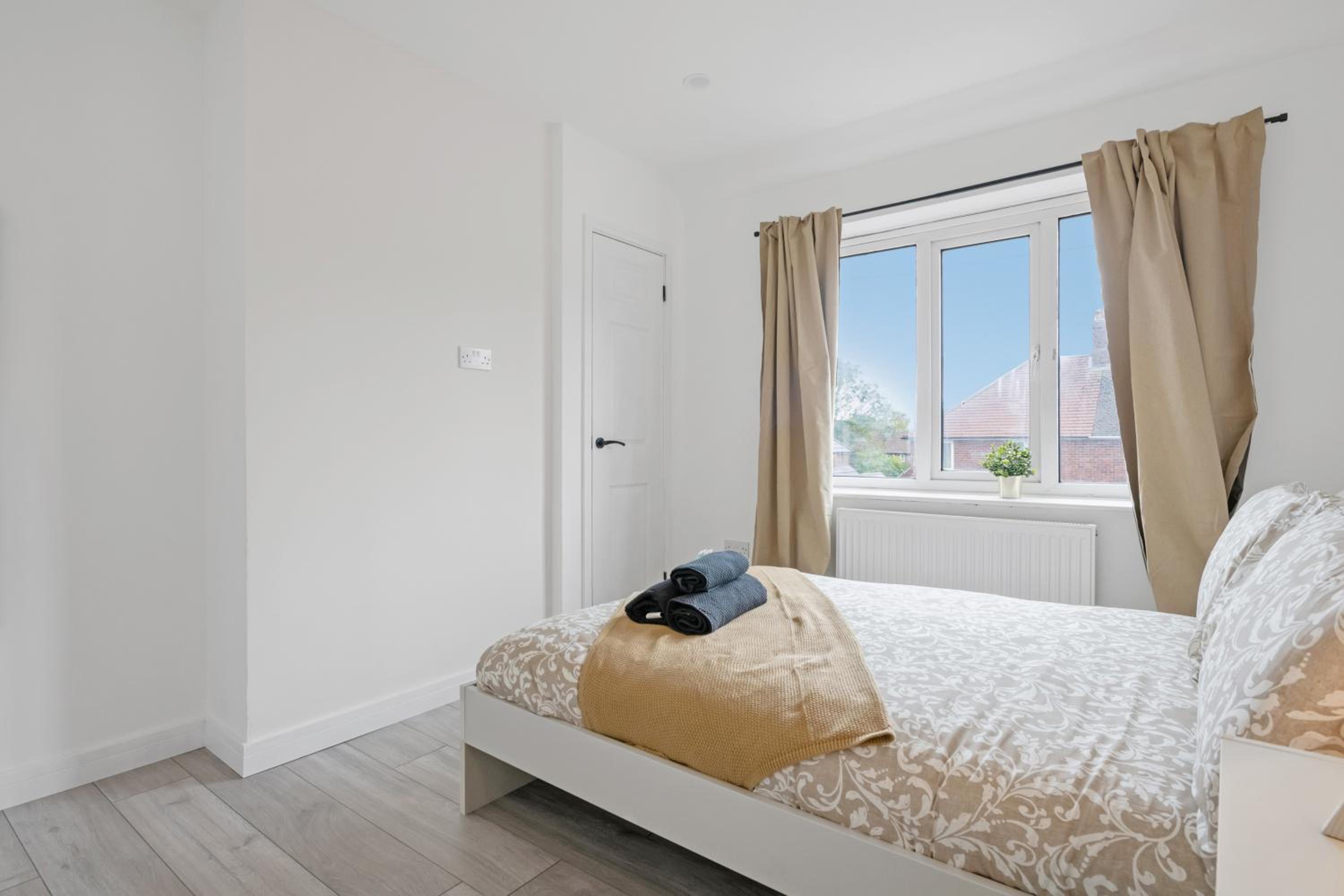 3Bed House-Free Parking