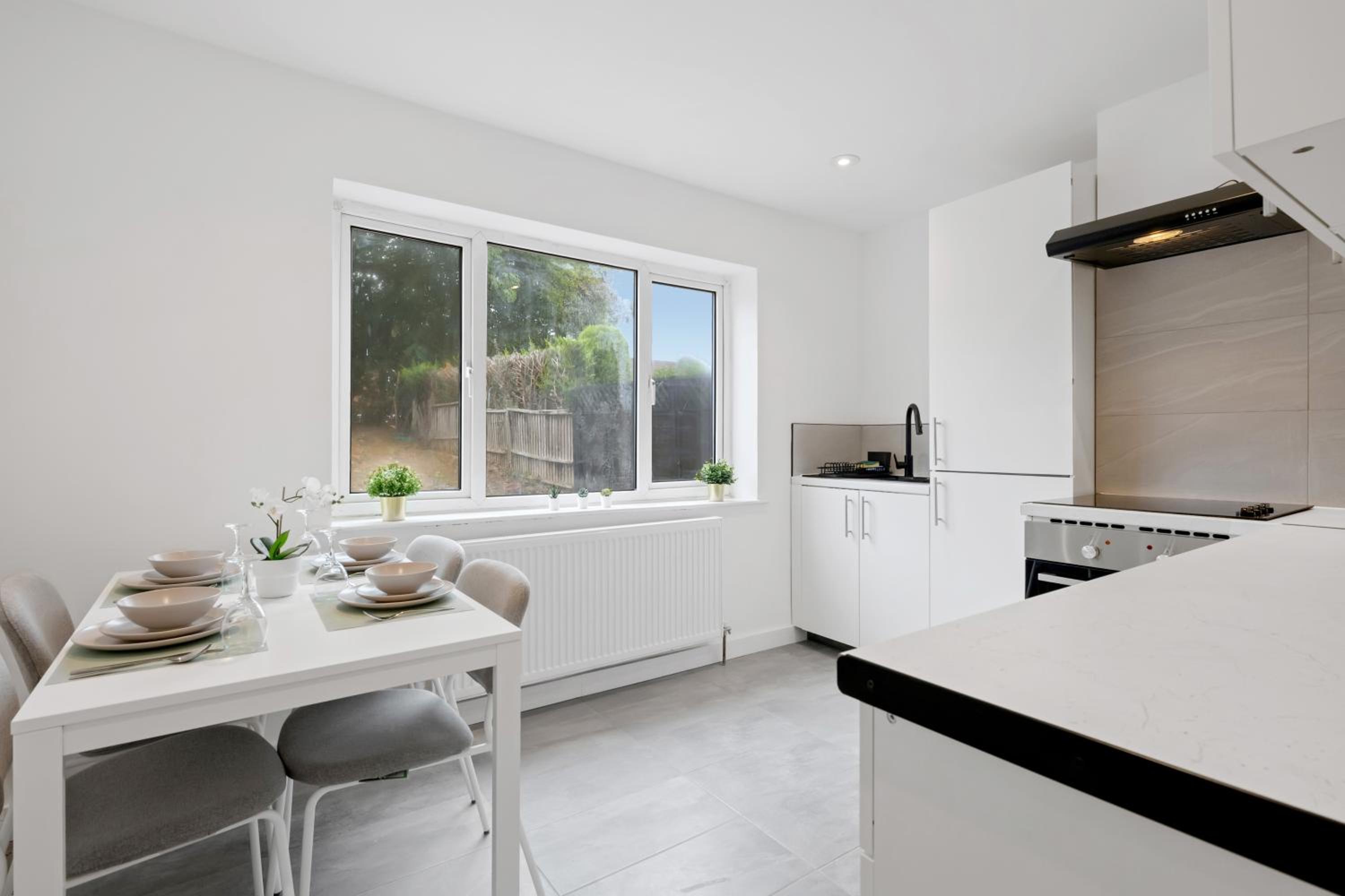 3Bed House-Free Parking