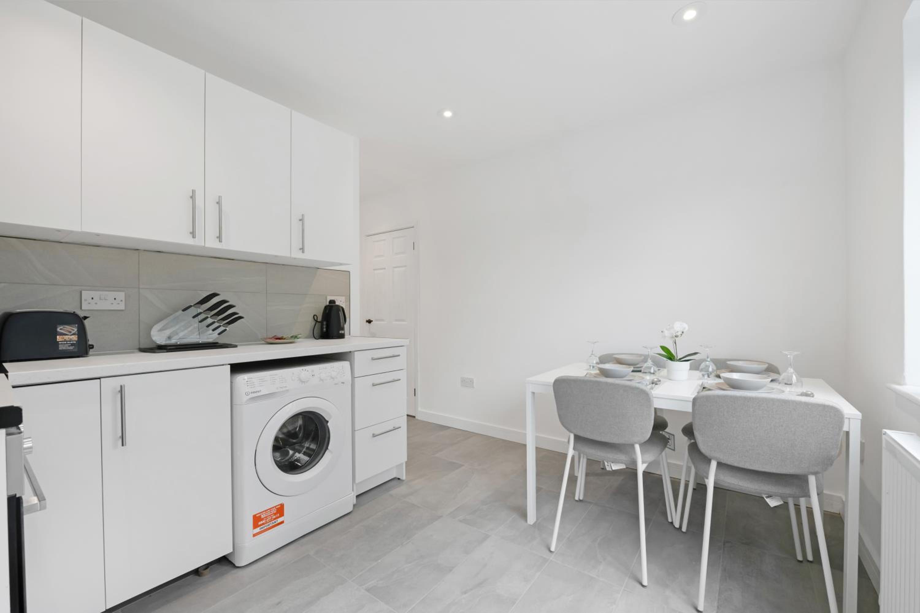 3Bed House-Free Parking