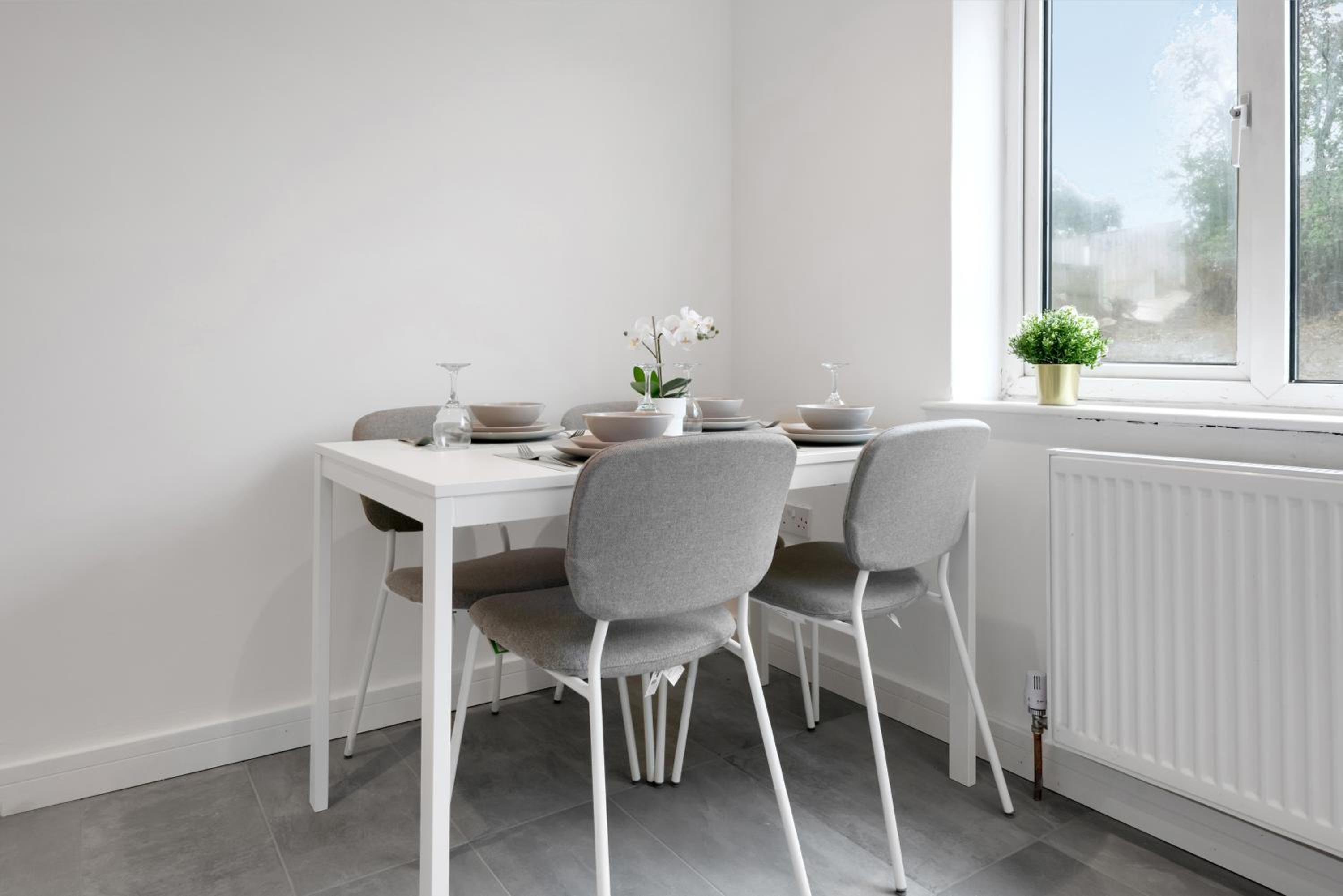 3Bed House-Free Parking