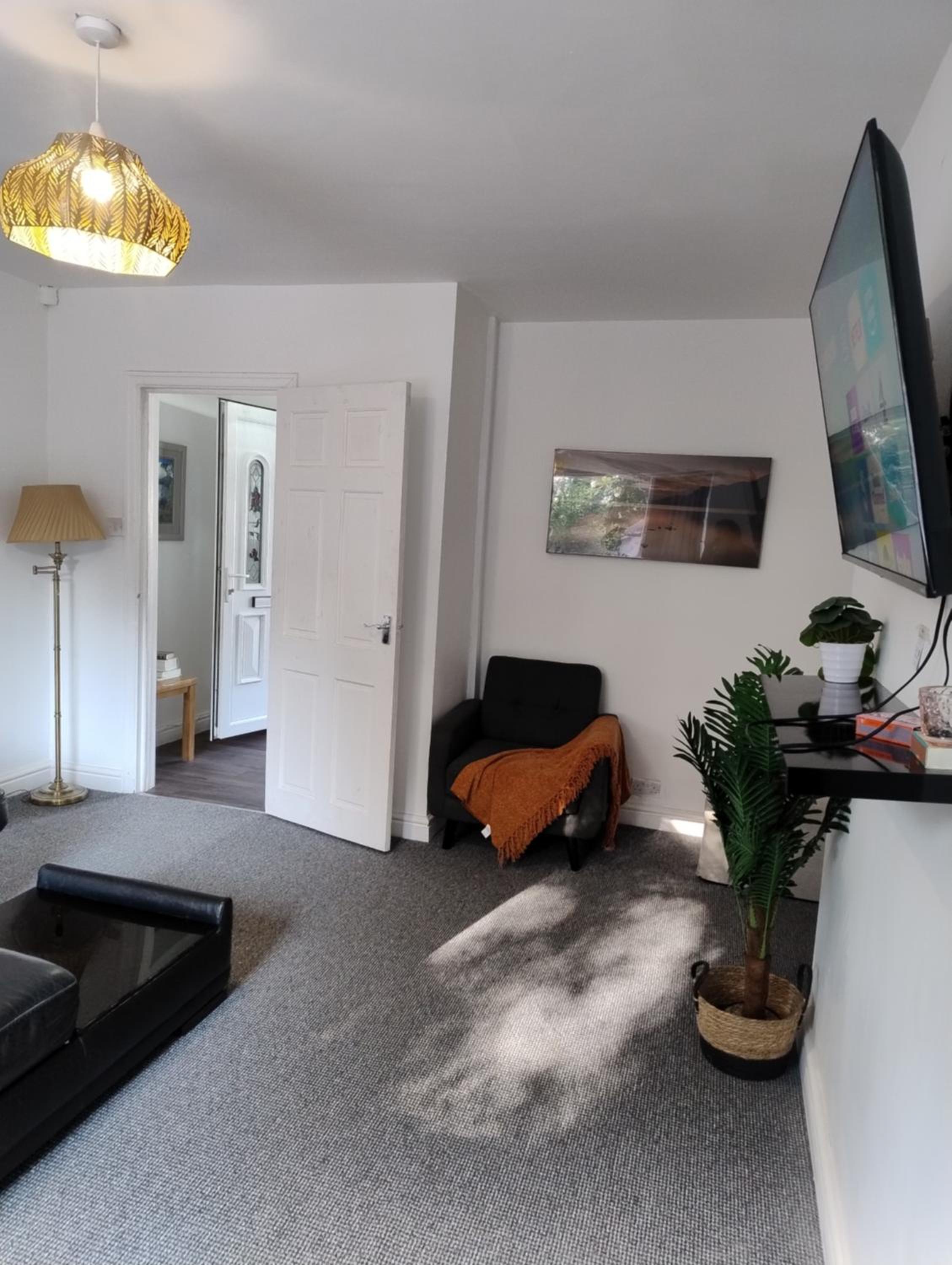 Entire 3BR Home Near Chorlton Water Park and Airport With Parking