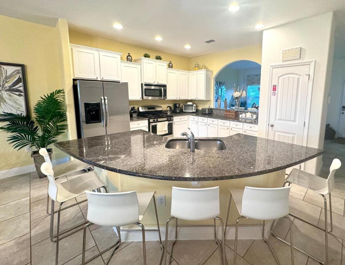 Solterra Family Vacation Home with Private Pool and Spa and Games Room Nr Disney