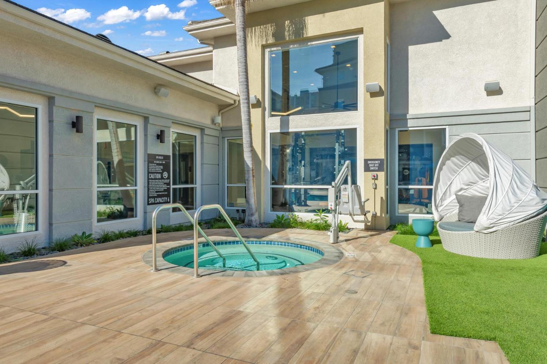 Deluxe Living in Marina Del Rey - Pool, Hot Tub, Gym