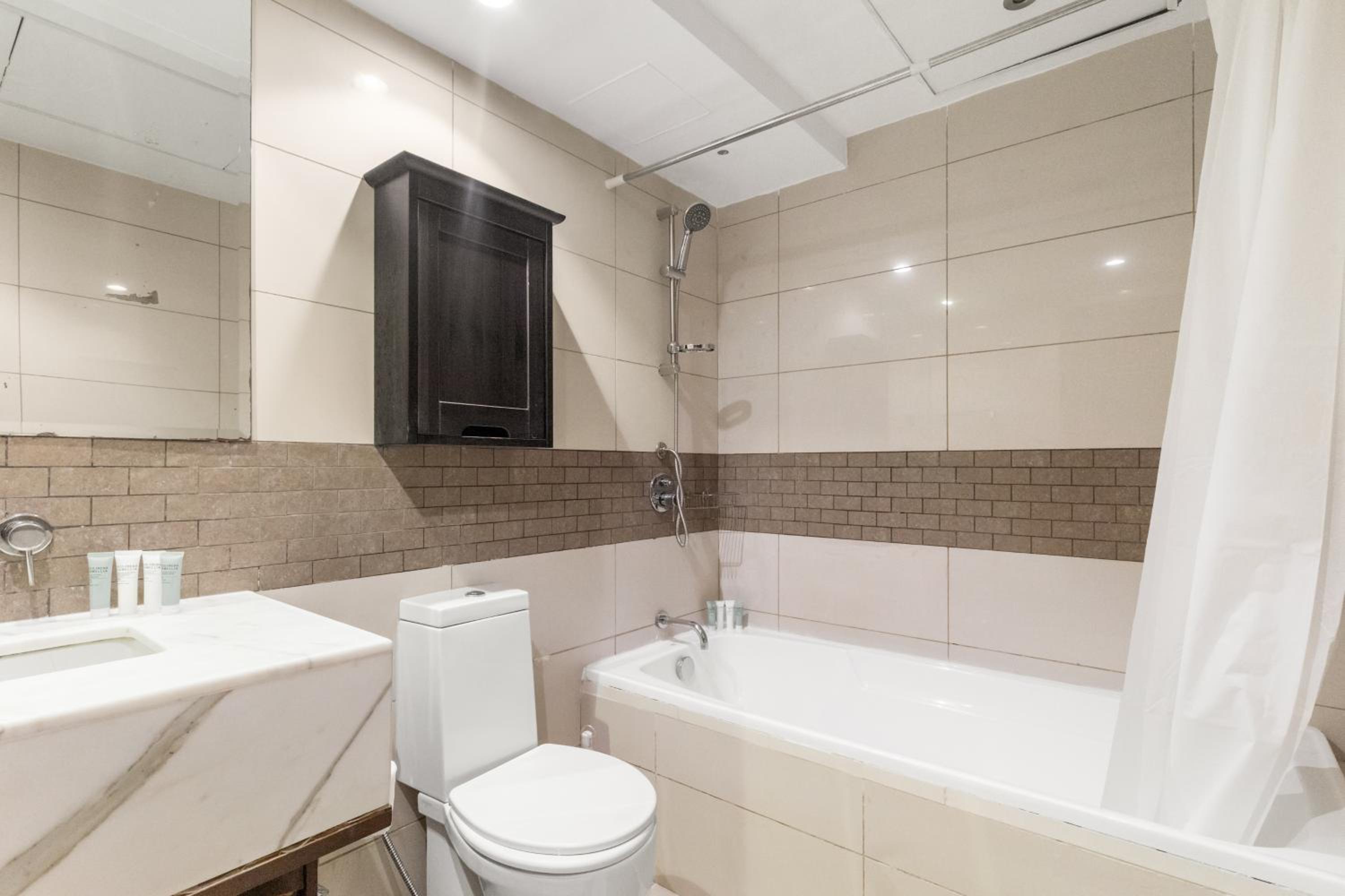 NEW LUX 1 BDR in Marina at Blakely Tower by CEG Group