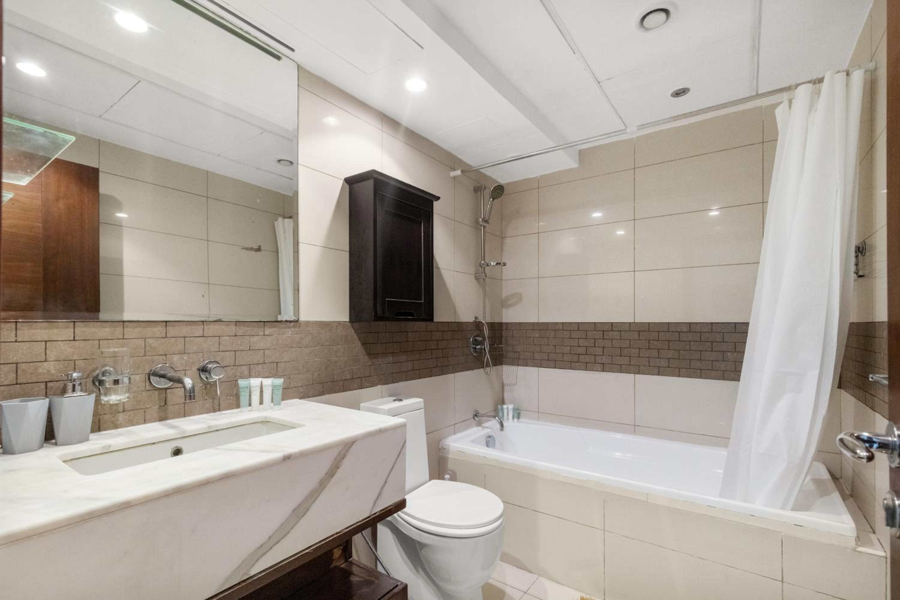 NEW LUX 1 BDR in Marina at Blakely Tower by CEG Group