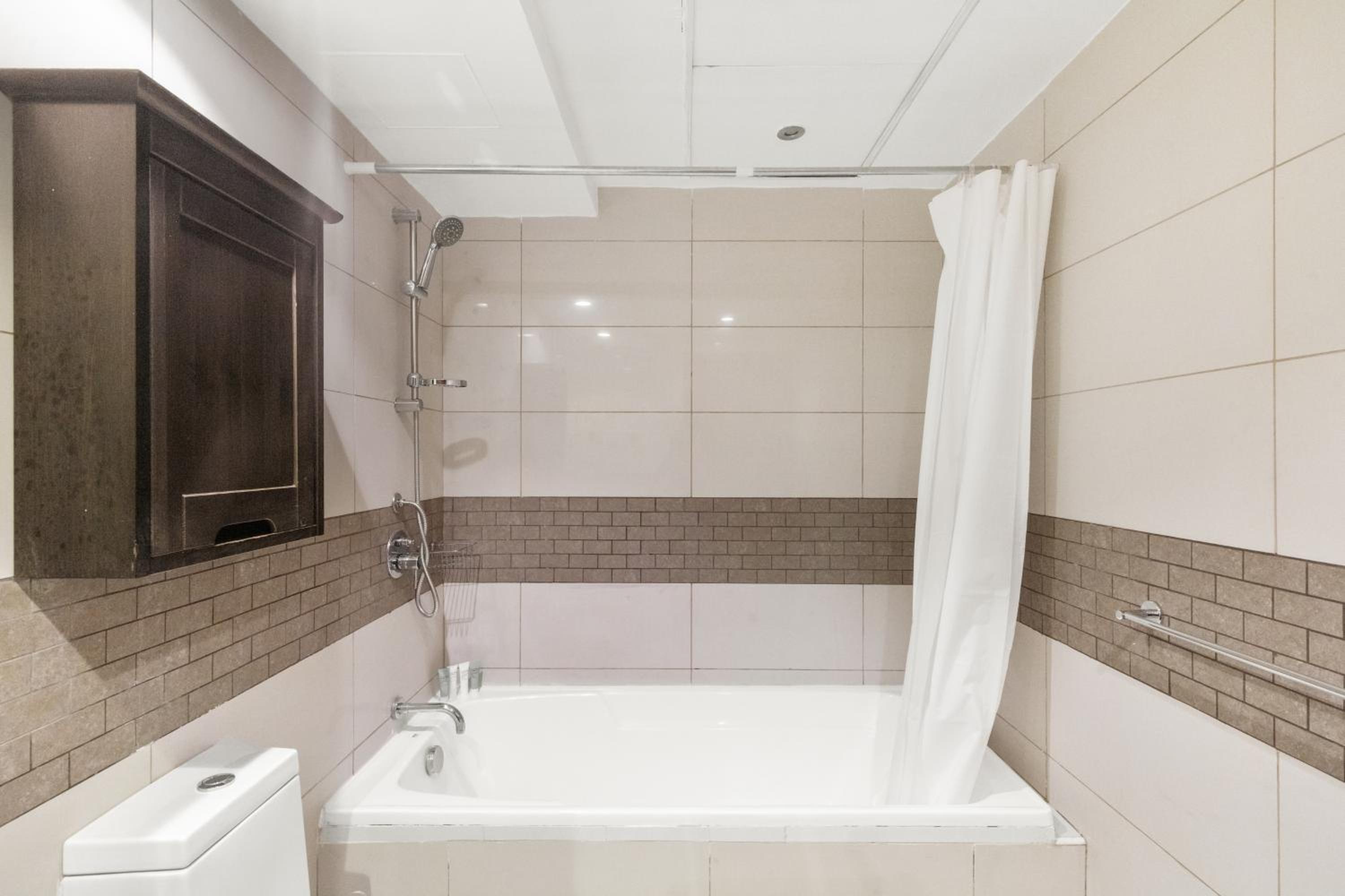 NEW LUX 1 BDR in Marina at Blakely Tower by CEG Group