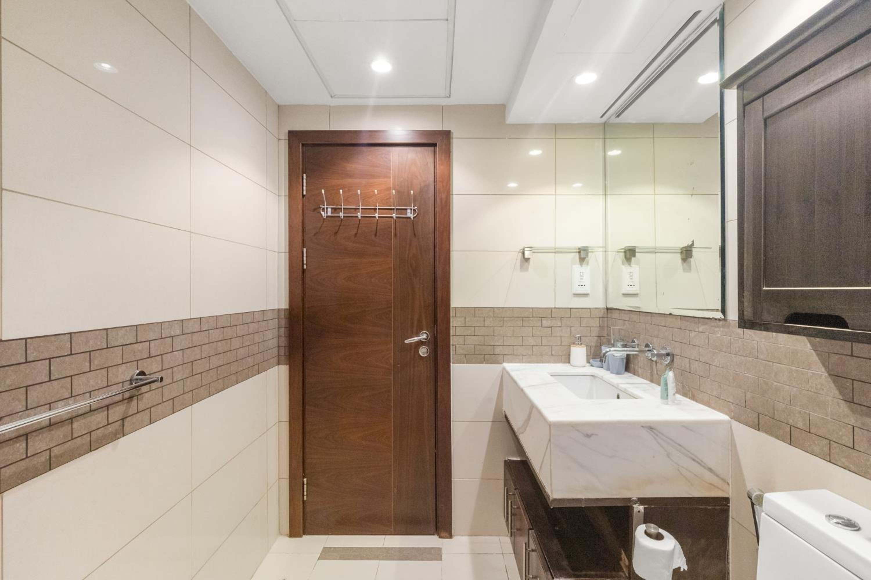 NEW LUX 1 BDR in Marina at Blakely Tower by CEG Group
