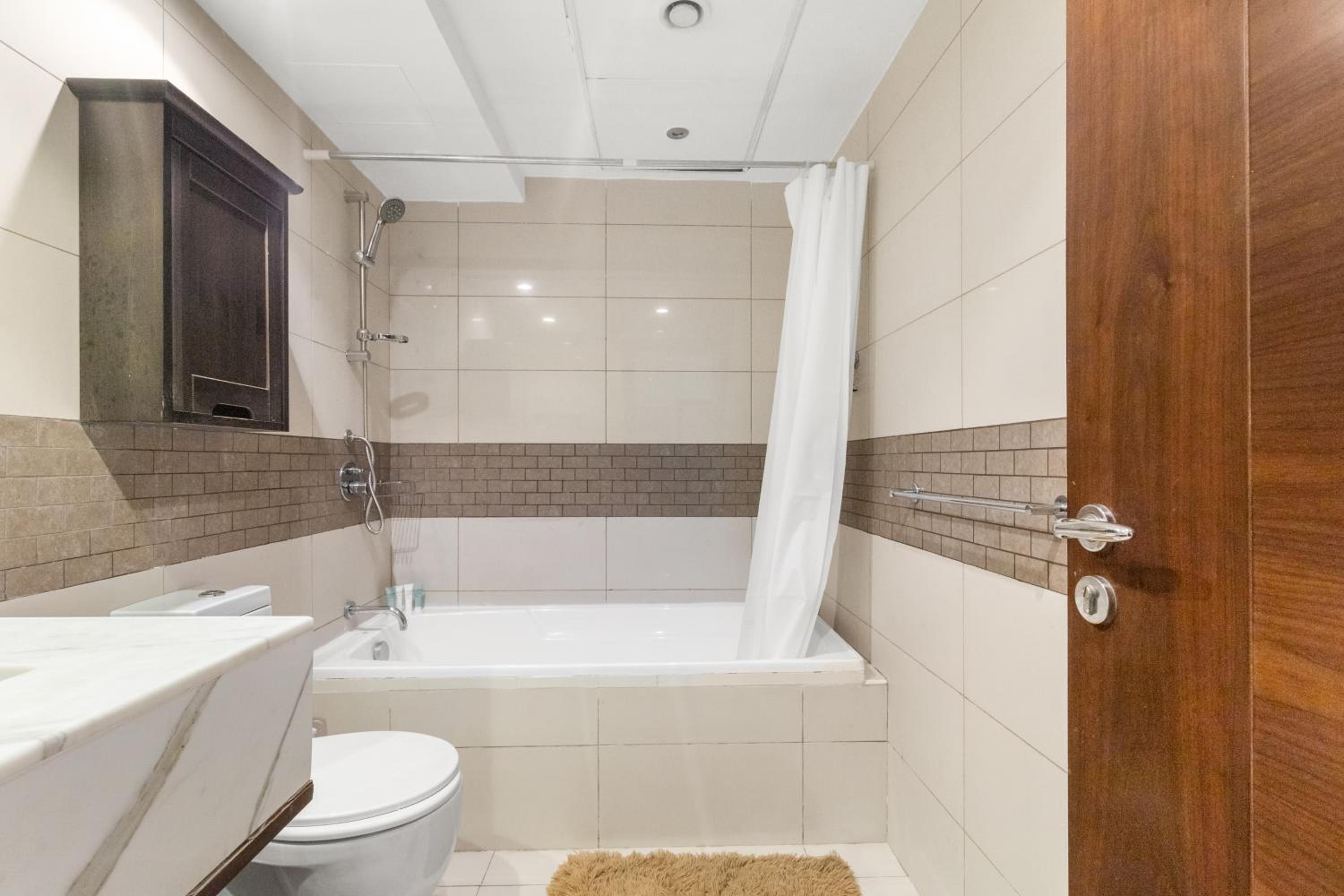 NEW LUX 1 BDR in Marina at Blakely Tower by CEG Group
