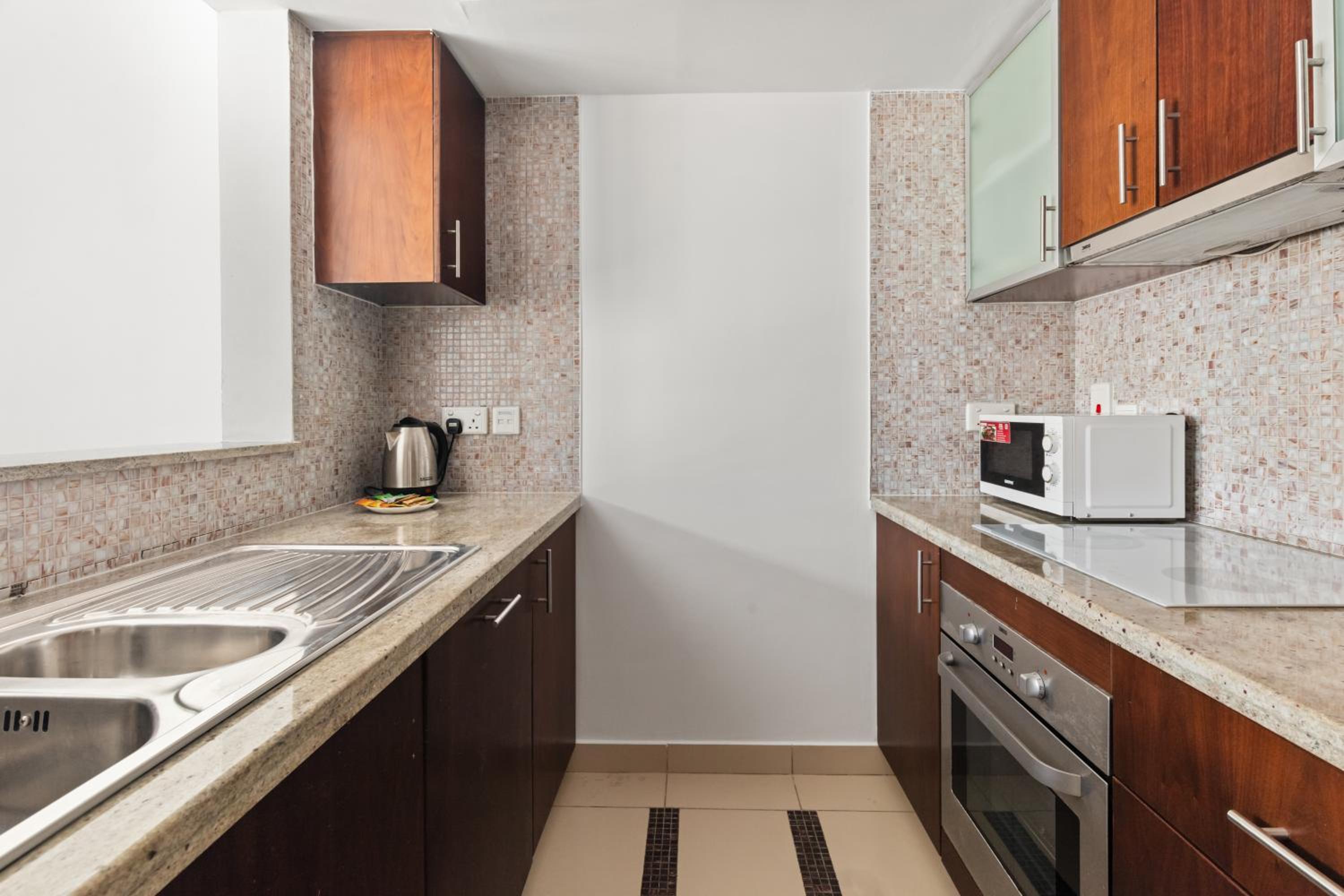 NEW LUX 1 BDR in Marina at Blakely Tower by CEG Group