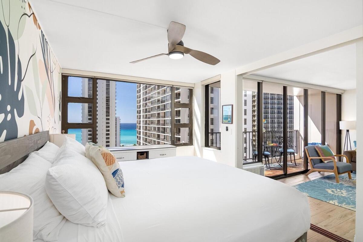 New! Modern Remodeled Condo, Walk to Waikiki Beach, Oceanview, Free Parking, AC