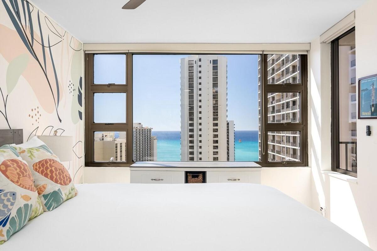 New! Modern Remodeled Condo, Walk to Waikiki Beach, Oceanview, Free Parking, AC